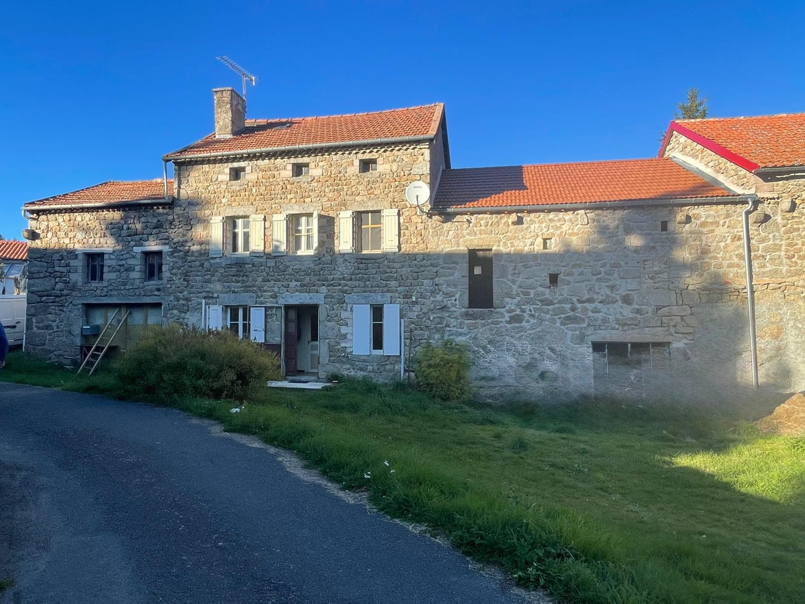 Charmante ferme en pierres apparentes à rénover en Margeride