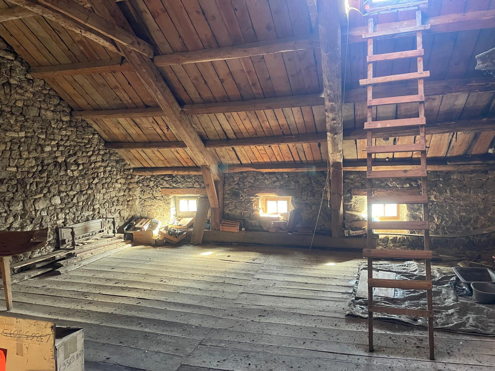 Charmante ferme en pierres apparentes à rénover en Margeride