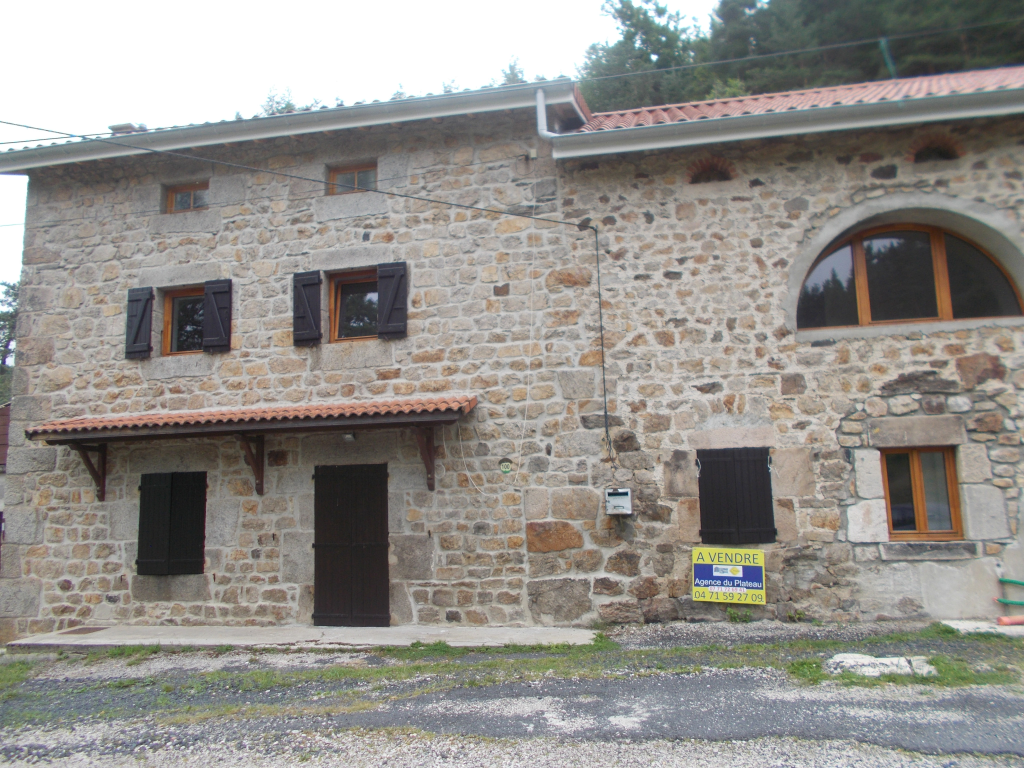 Maison en pierre entièrement rénovée  avec dépendances et grand terrain