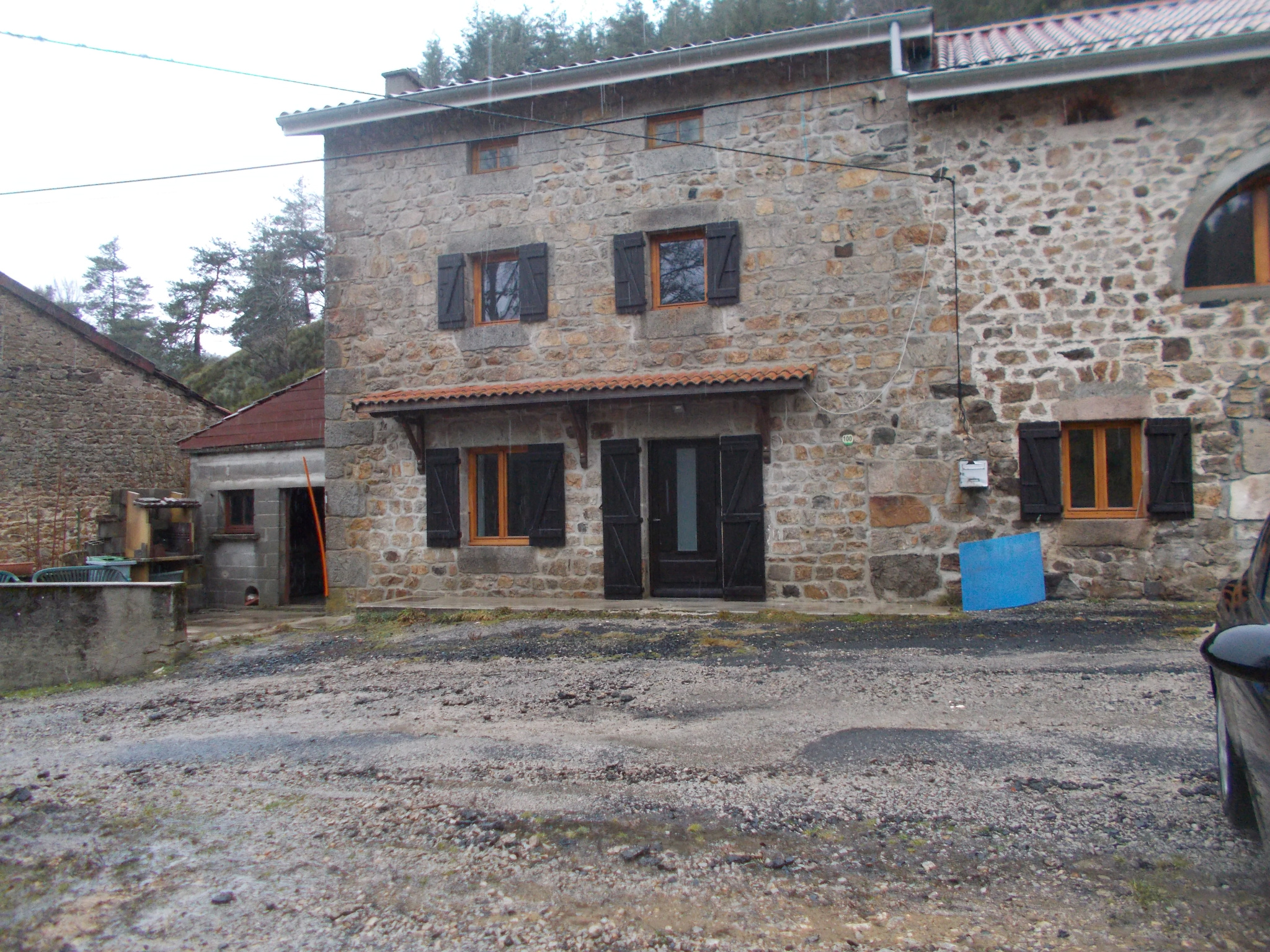 Maison en pierre entièrement rénovée  avec dépendances et grand terrain