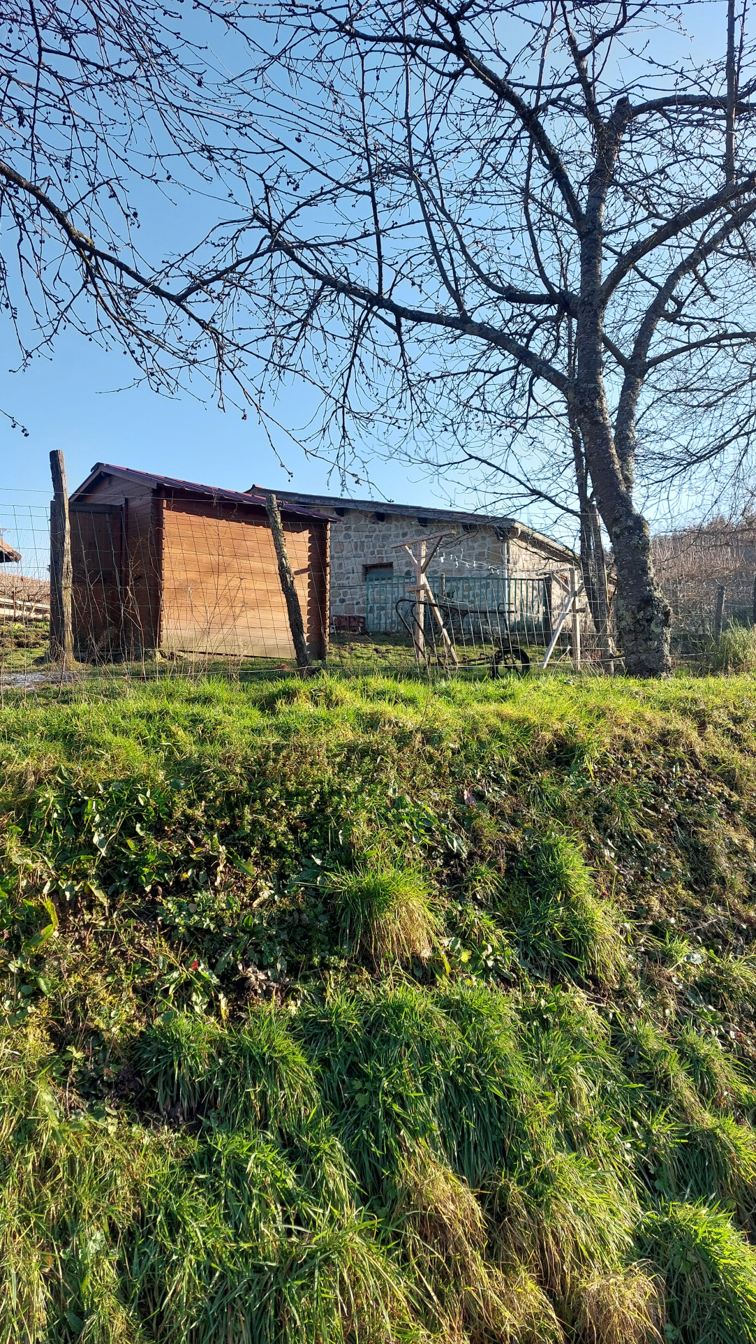 MAISON INDIVIDUELLE EN PIERRE ET BATIMENT FERME AUBERGE