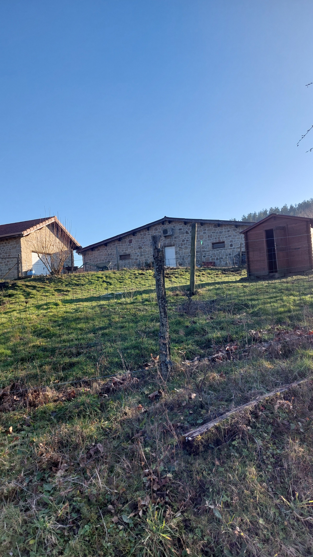 MAISON INDIVIDUELLE EN PIERRE ET BATIMENT FERME AUBERGE