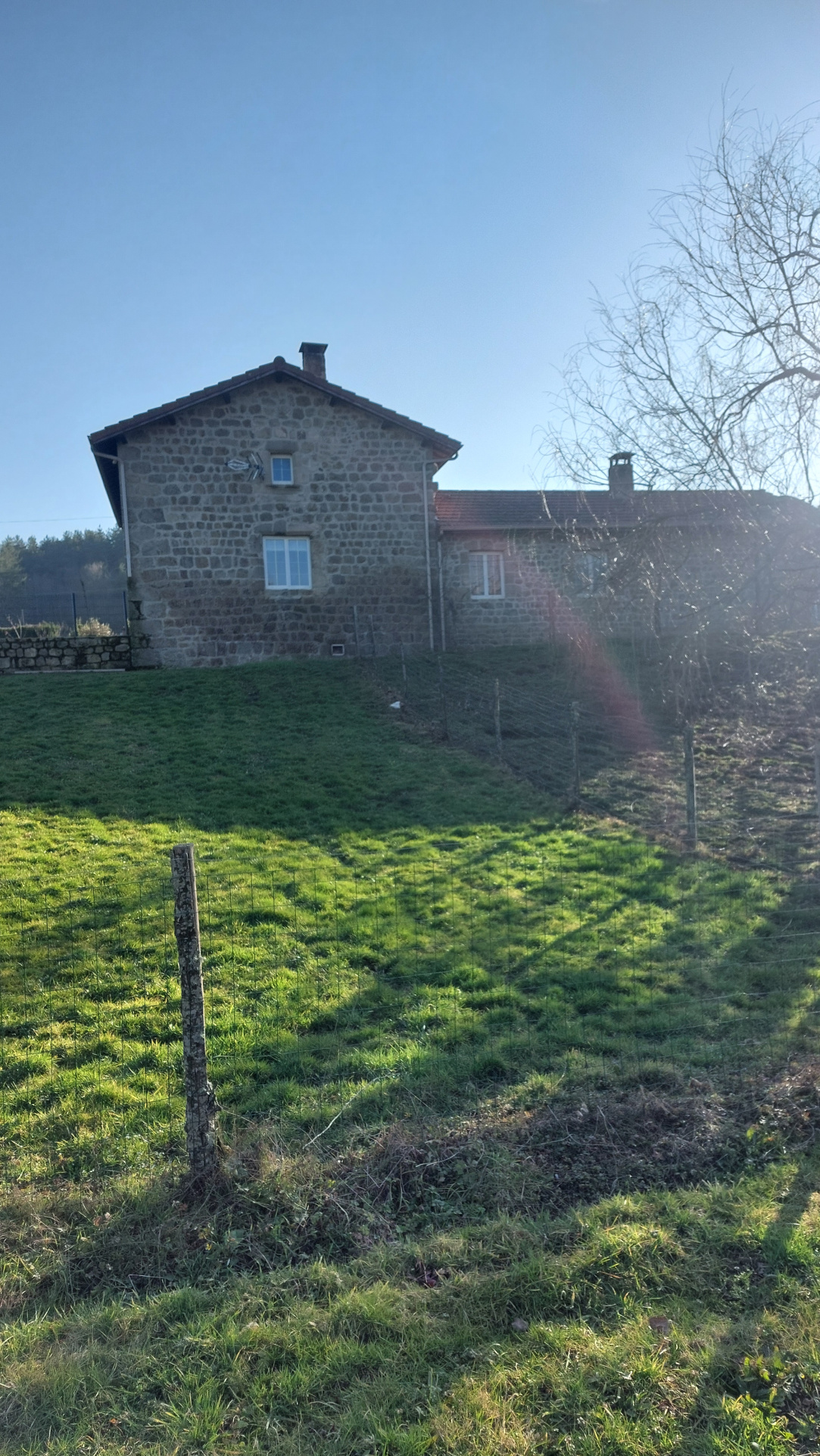 MAISON INDIVIDUELLE EN PIERRE ET BATIMENT FERME AUBERGE