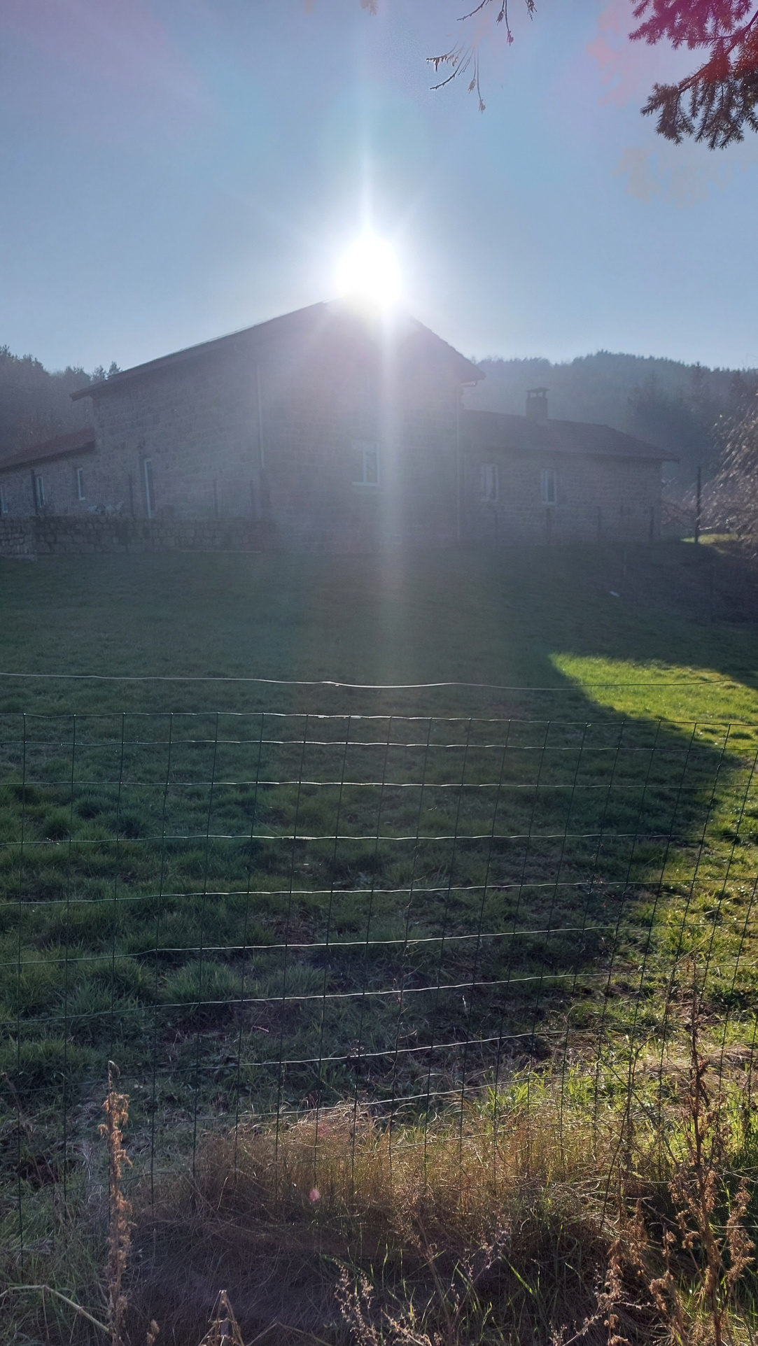 MAISON INDIVIDUELLE EN PIERRE ET BATIMENT FERME AUBERGE