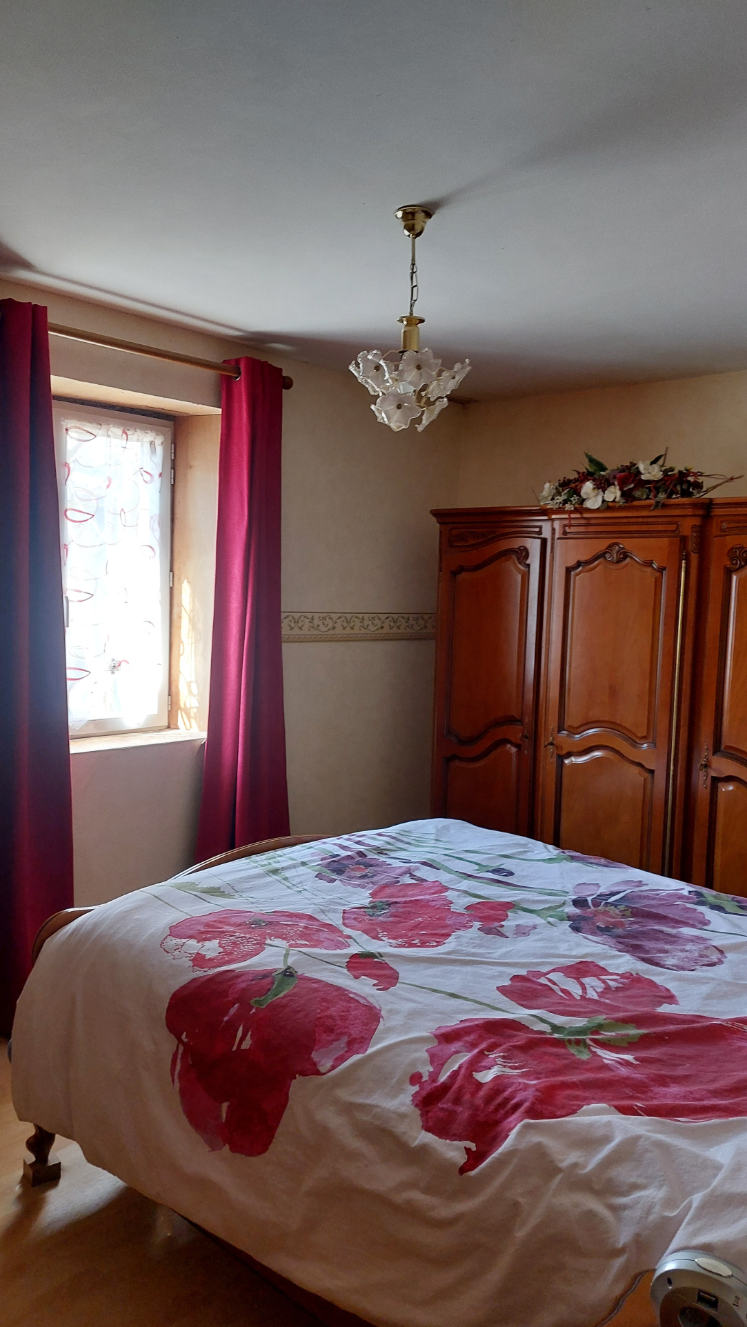 MAISON INDIVIDUELLE EN PIERRE ET BATIMENT FERME AUBERGE