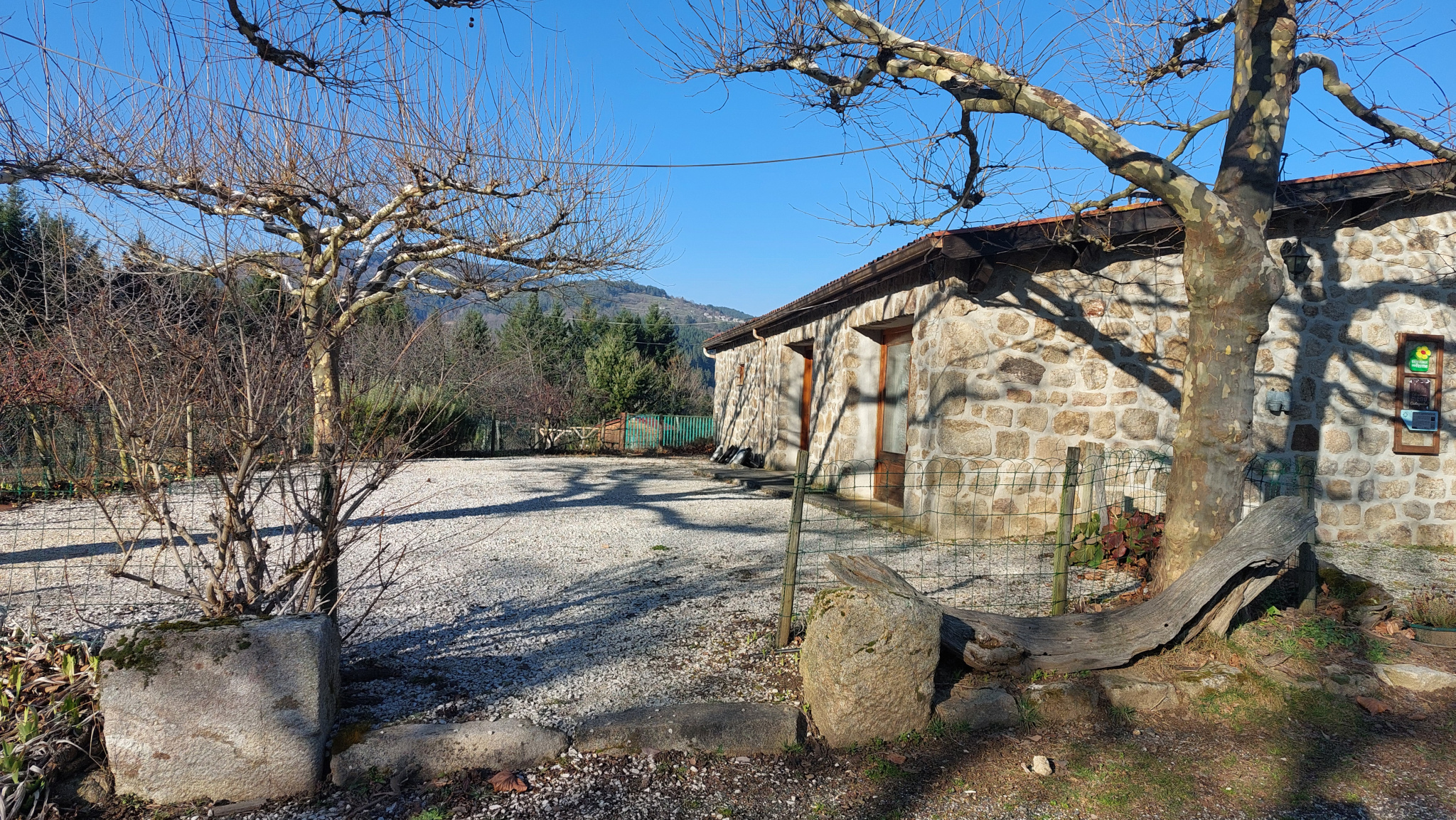 MAISON INDIVIDUELLE EN PIERRE ET BATIMENT FERME AUBERGE