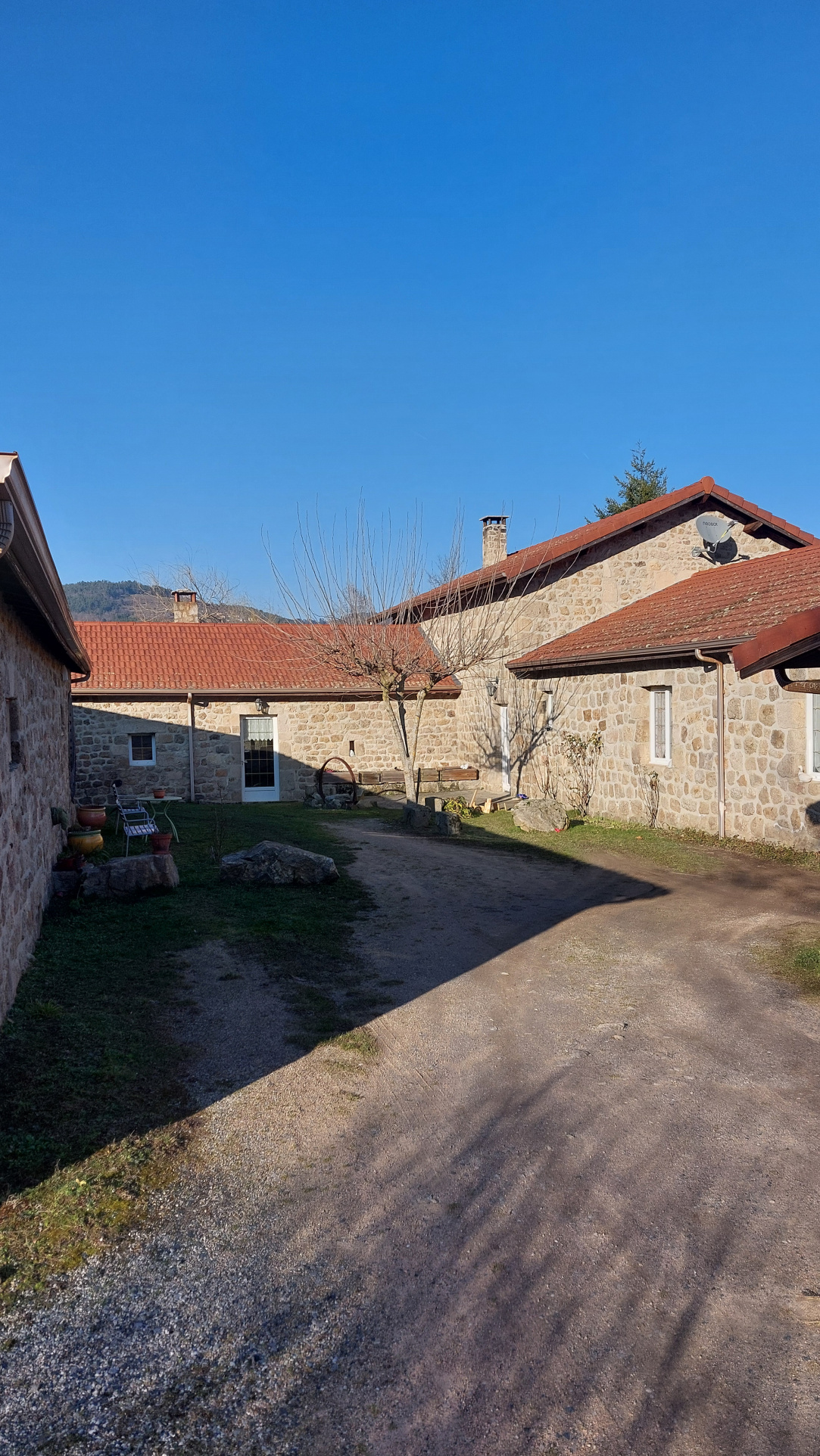 MAISON INDIVIDUELLE EN PIERRE ET BATIMENT FERME AUBERGE