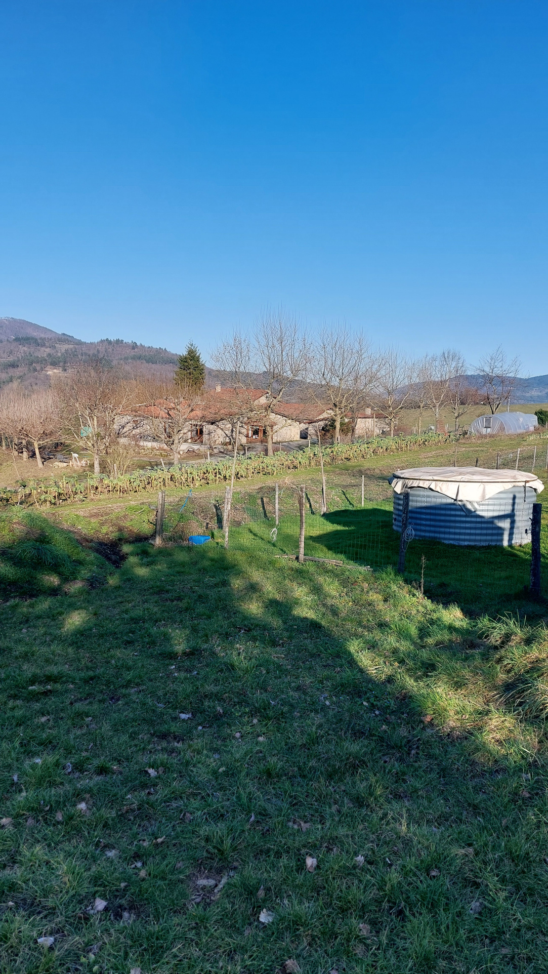 MAISON INDIVIDUELLE EN PIERRE ET BATIMENT FERME AUBERGE