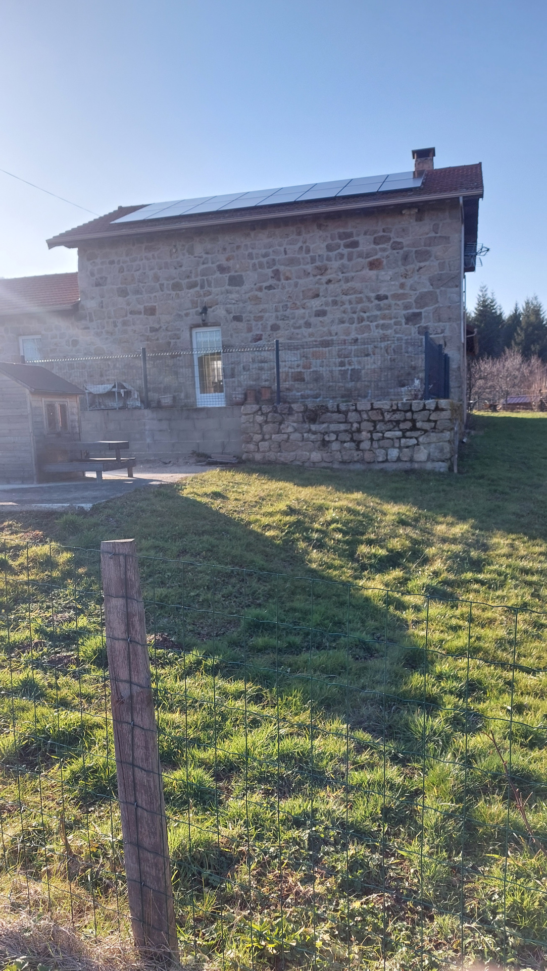 MAISON INDIVIDUELLE EN PIERRE ET BATIMENT FERME AUBERGE