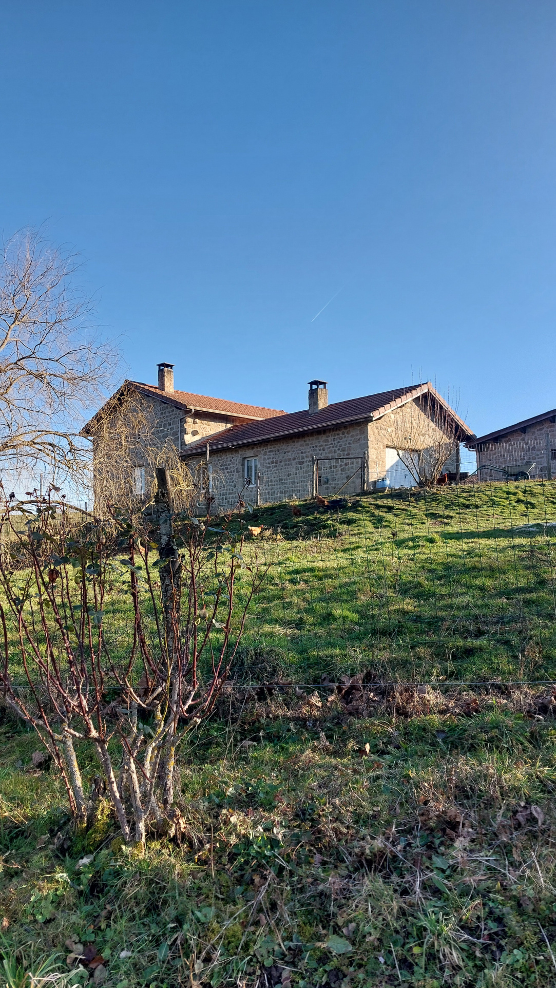 MAISON INDIVIDUELLE EN PIERRE ET BATIMENT FERME AUBERGE