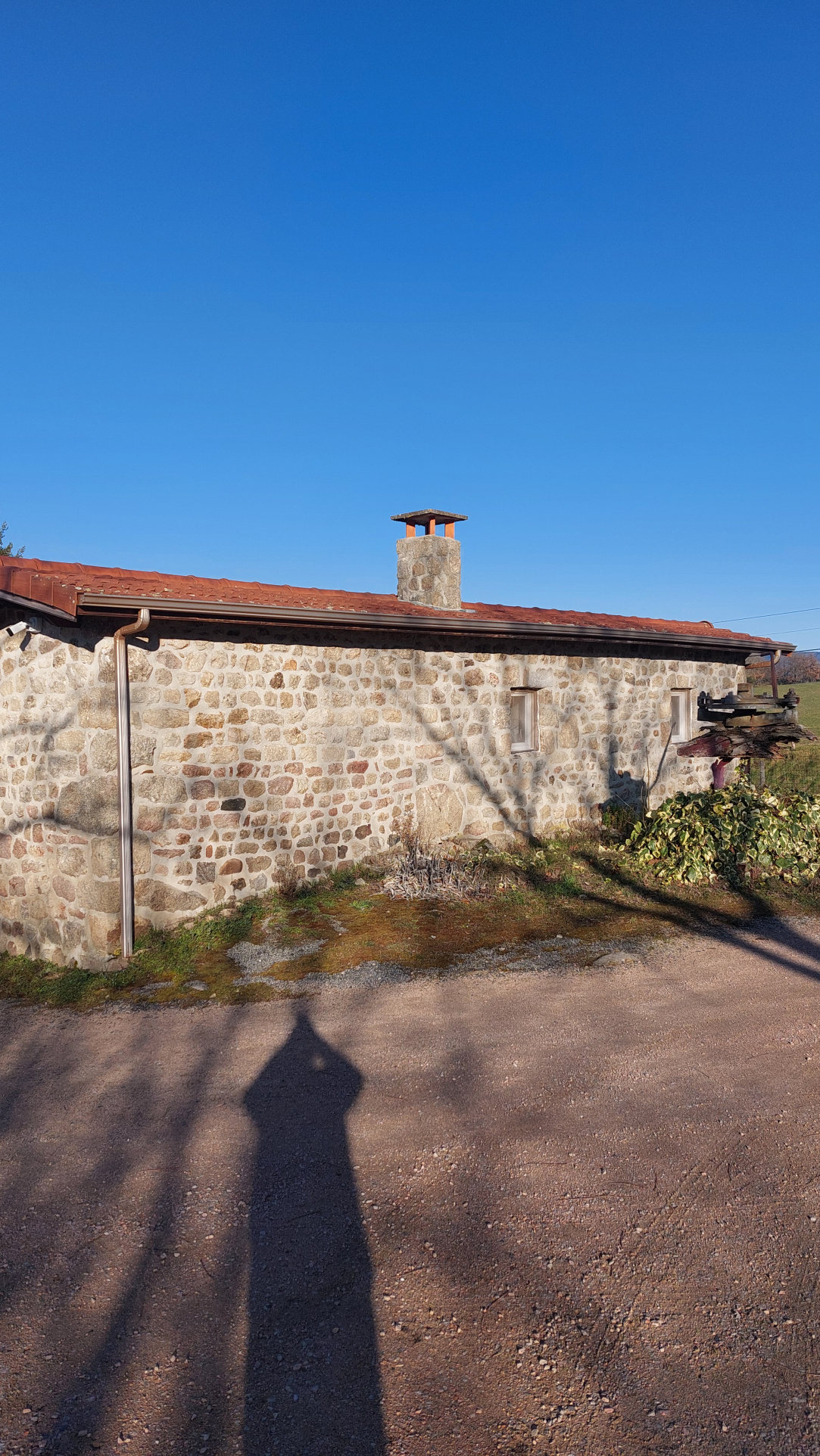 MAISON INDIVIDUELLE EN PIERRE ET BATIMENT FERME AUBERGE