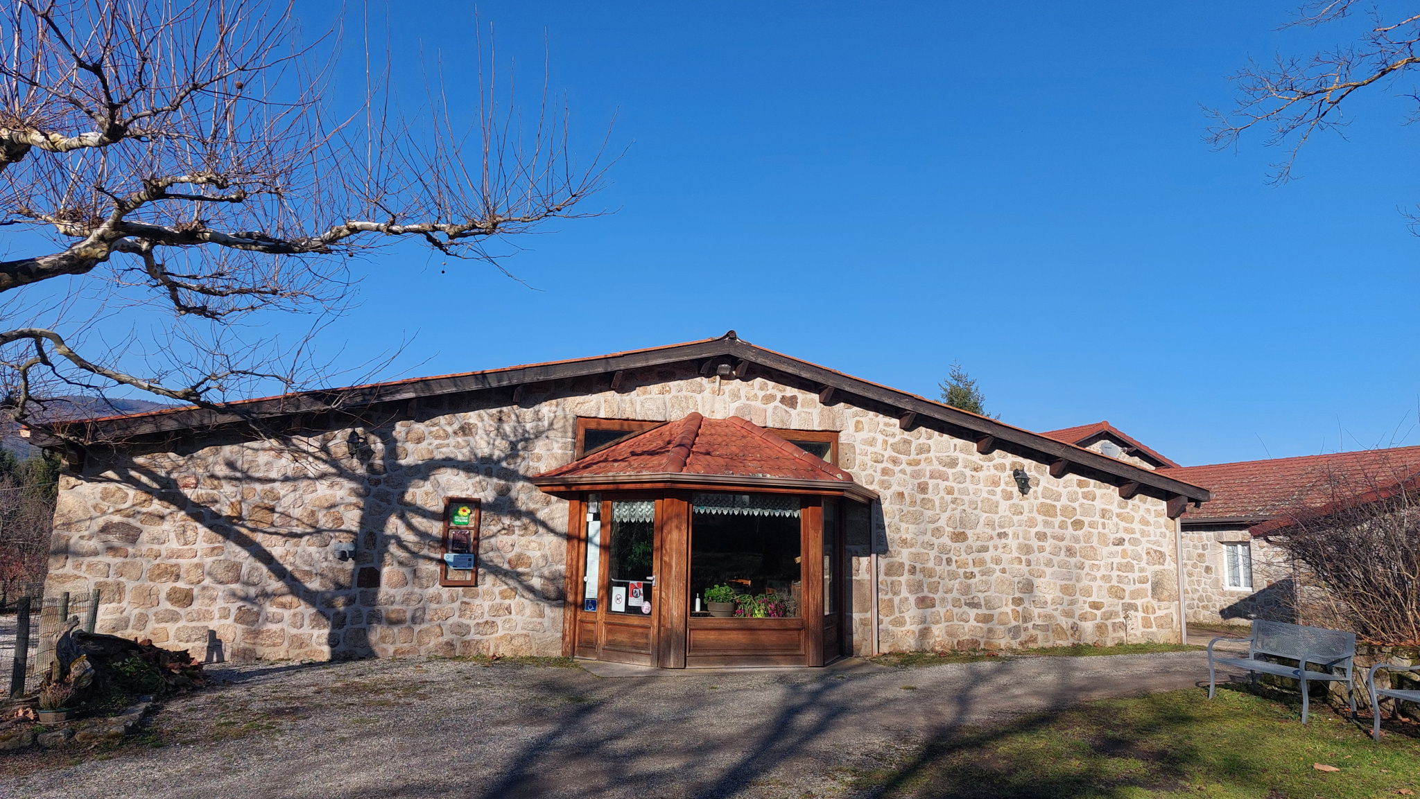 MAISON INDIVIDUELLE EN PIERRE ET BATIMENT FERME AUBERGE