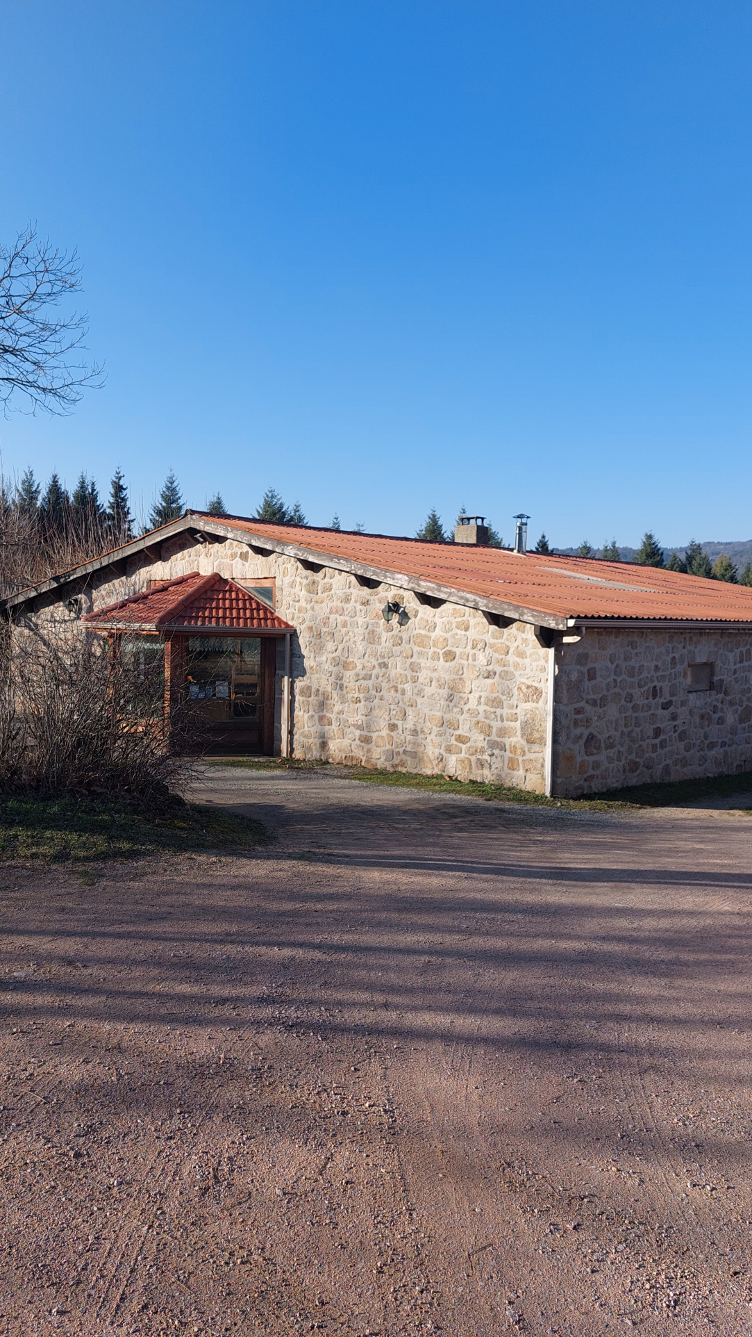 MAISON INDIVIDUELLE EN PIERRE ET BATIMENT FERME AUBERGE