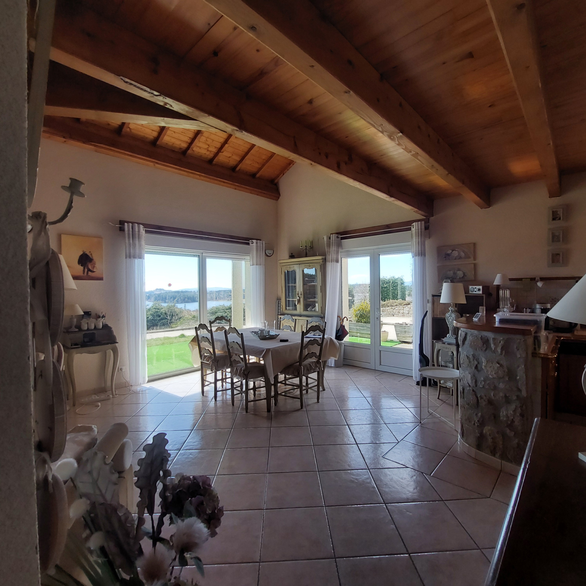 Maison avec 3 logements Vue exceptionnelle sur le lac de Devesset