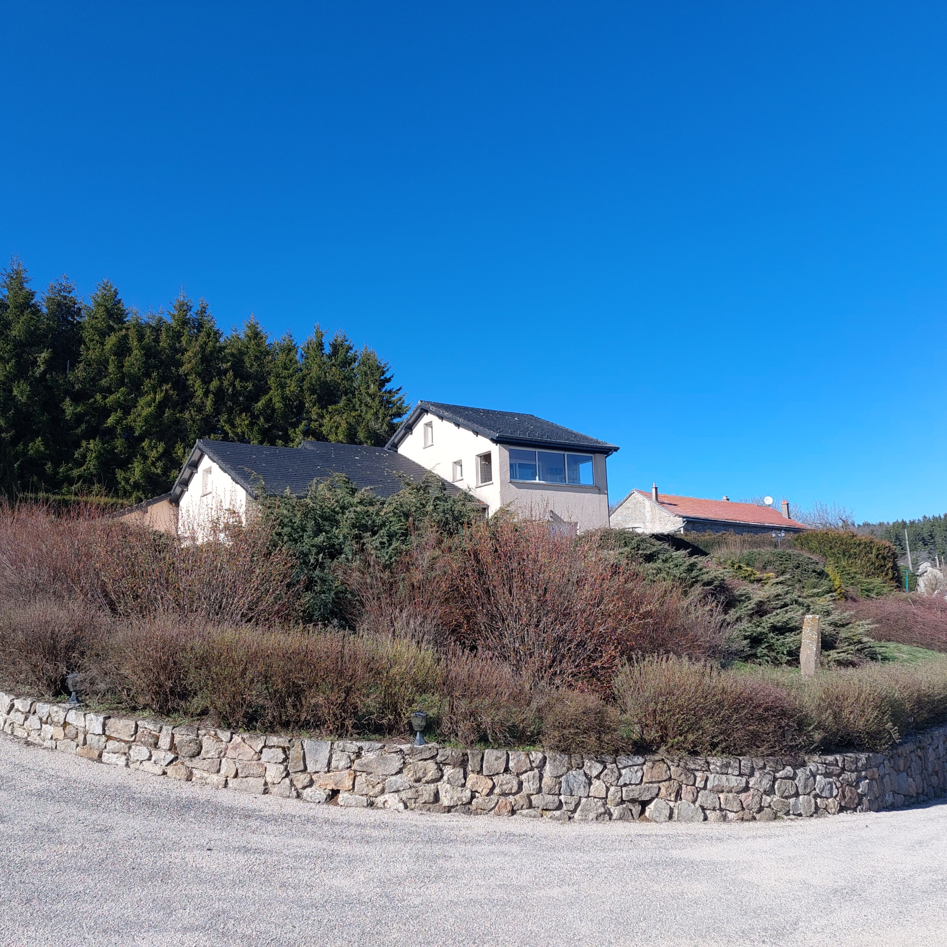 Maison avec 3 logements Vue exceptionnelle sur le lac de Devesset
