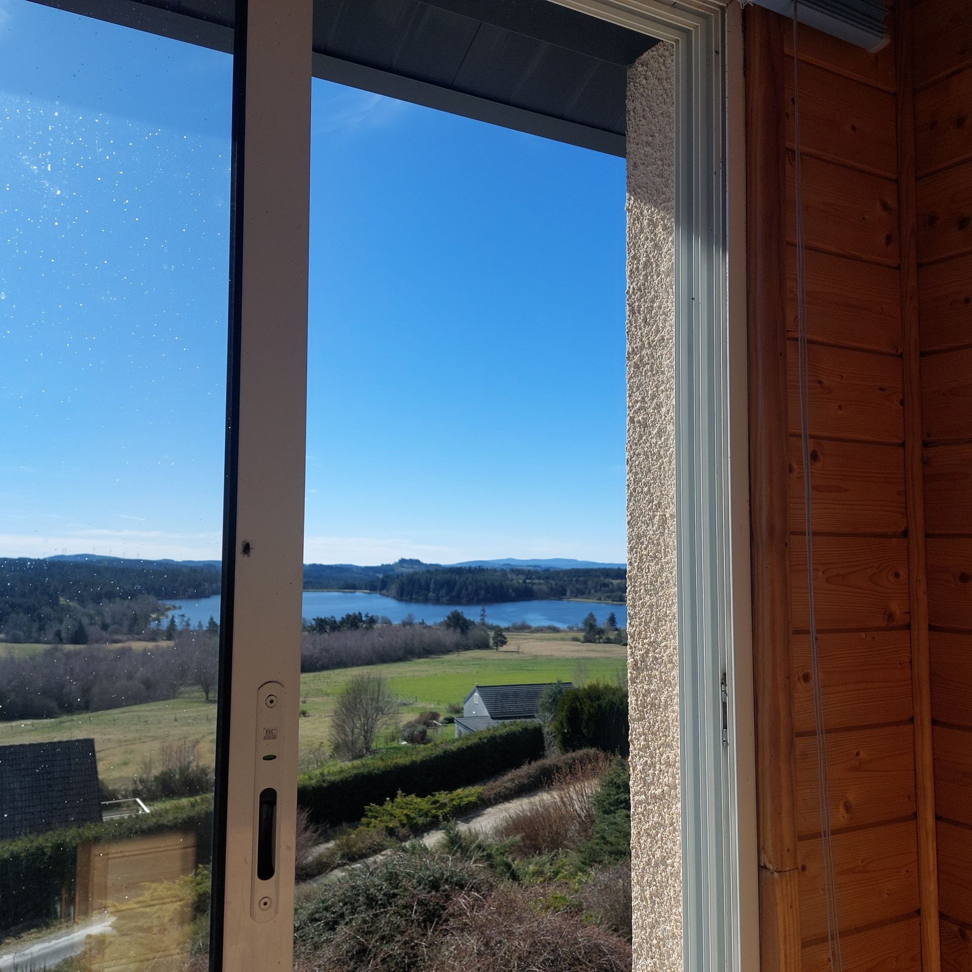 Maison avec 3 logements Vue exceptionnelle sur le lac de Devesset