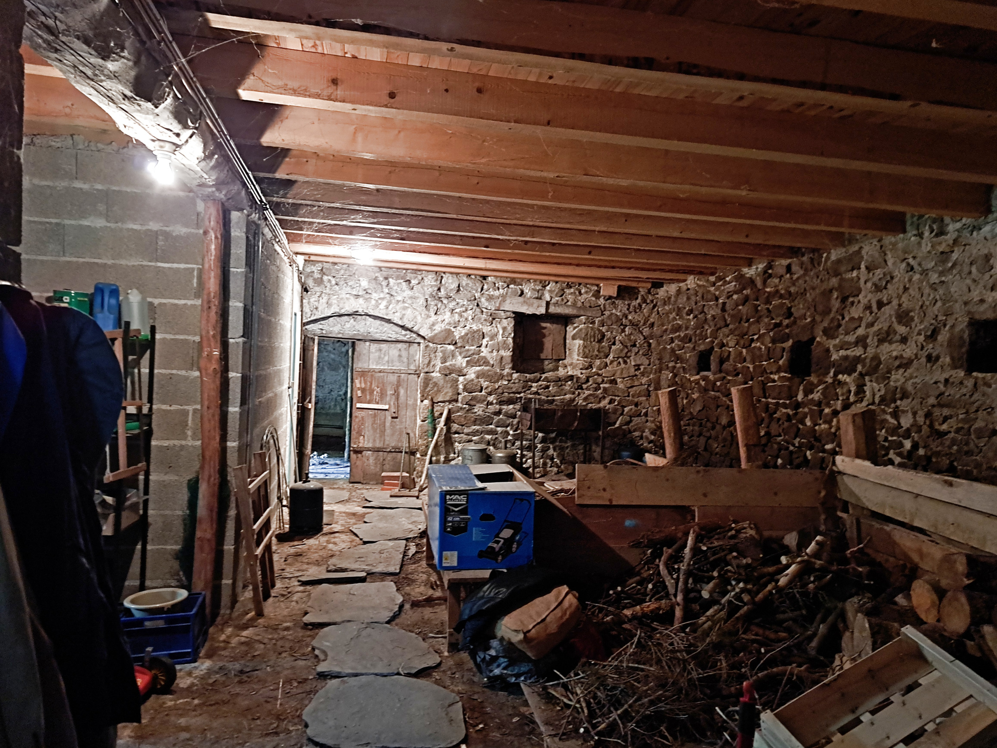 Ancienne ferme/pension de famille en pierre sur plus d'1 hectare de terrain