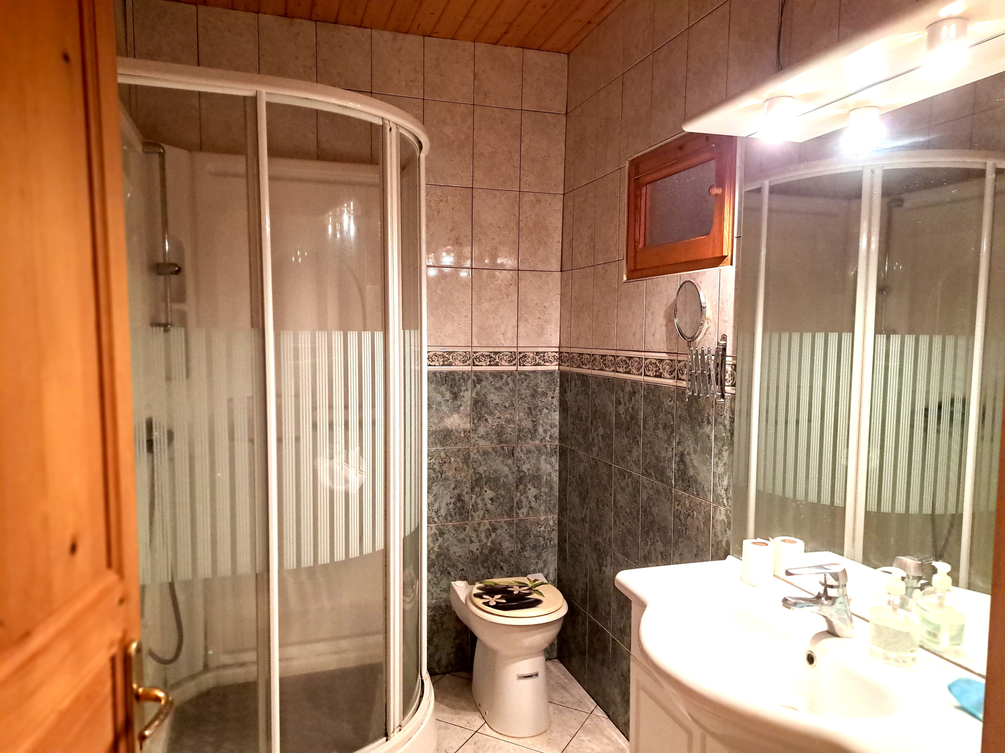 Appartement et commerce à vendre