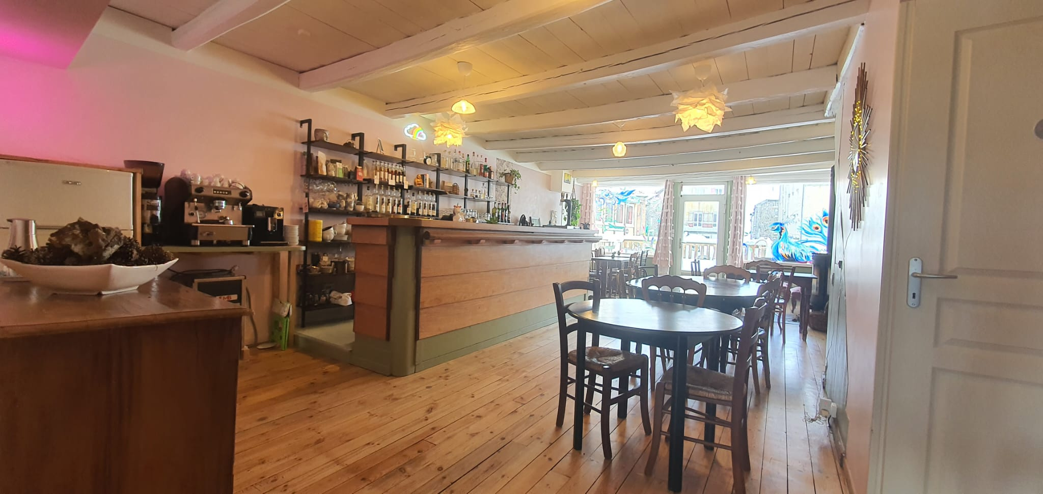 Bar de campagne dans village du plateau ardéchois