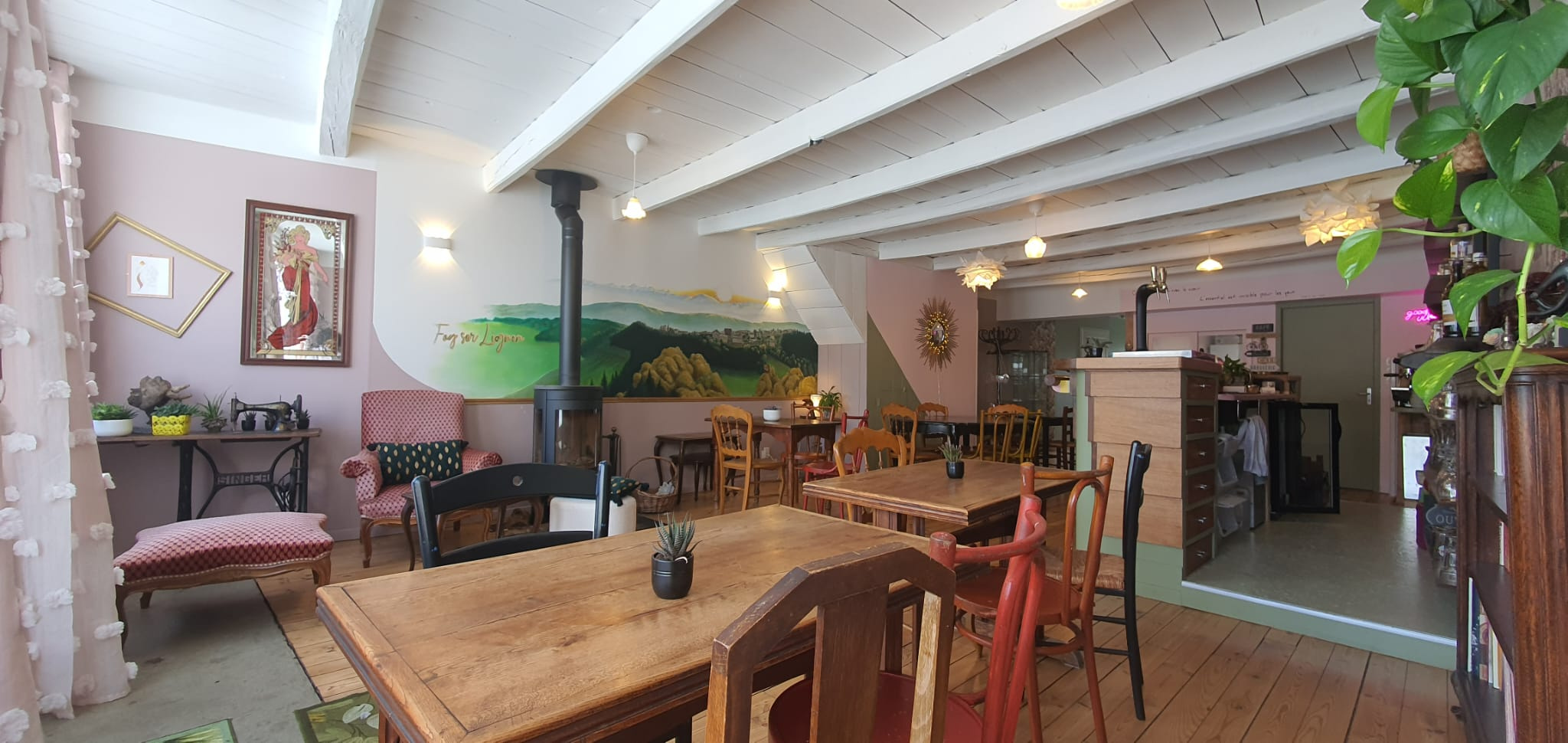 Bar de campagne dans village du plateau ardéchois
