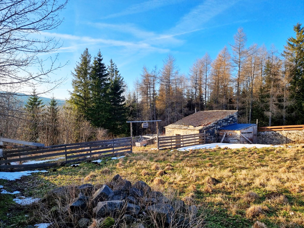 Bar de campagne dans village du plateau ardéchois