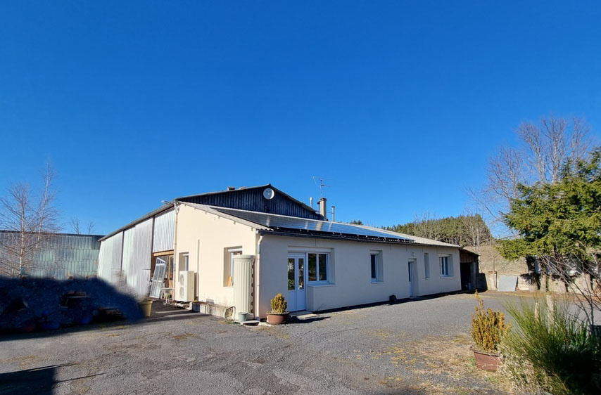 Hangar 1100 m2 sur 6000 m2 de terrain + habitation