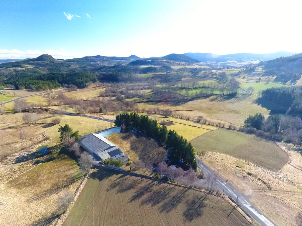 Hangar 1100 m2 sur 6000 m2 de terrain + habitation