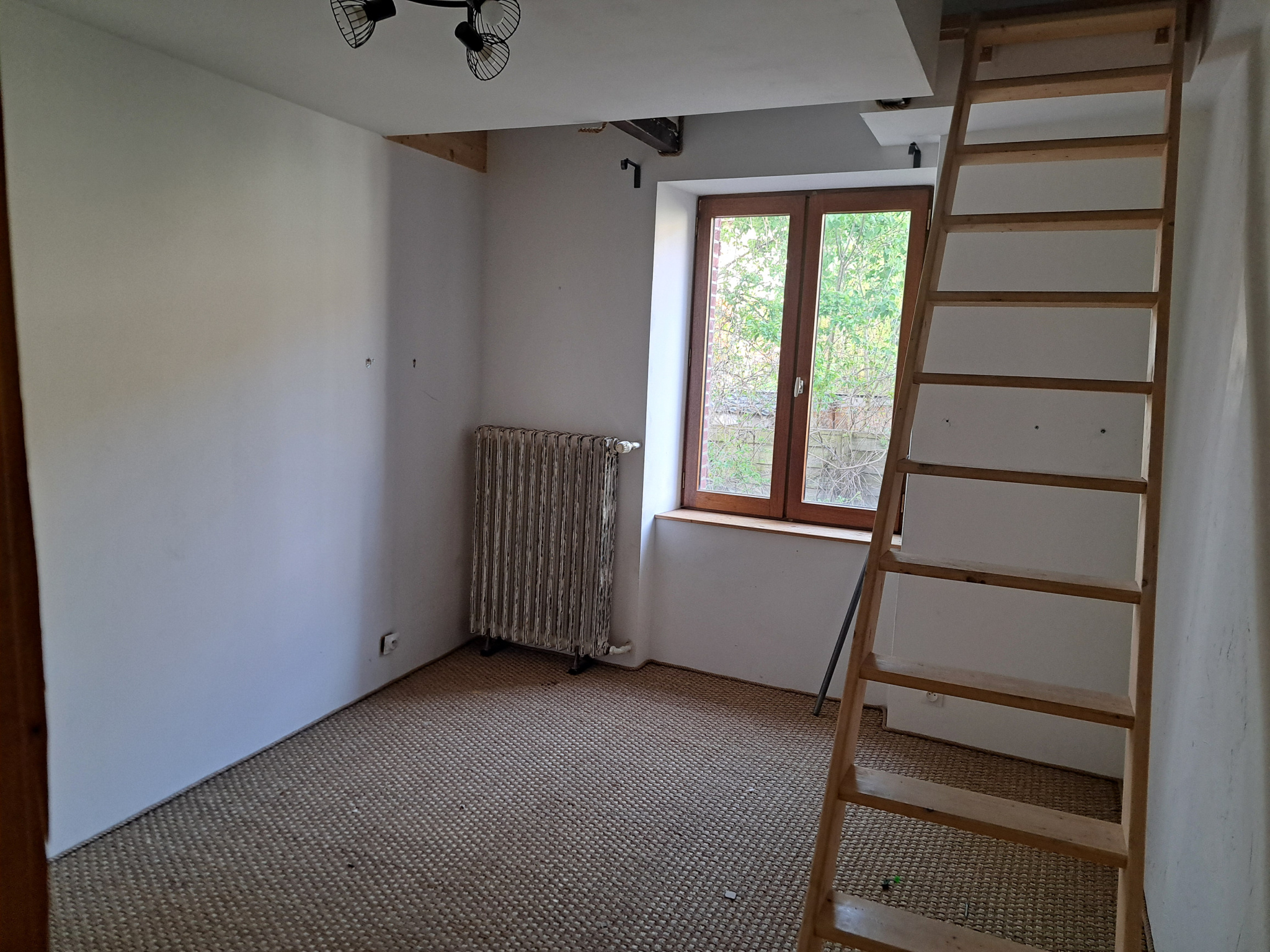 Petite maison en pierres avec jardin centre de Tence