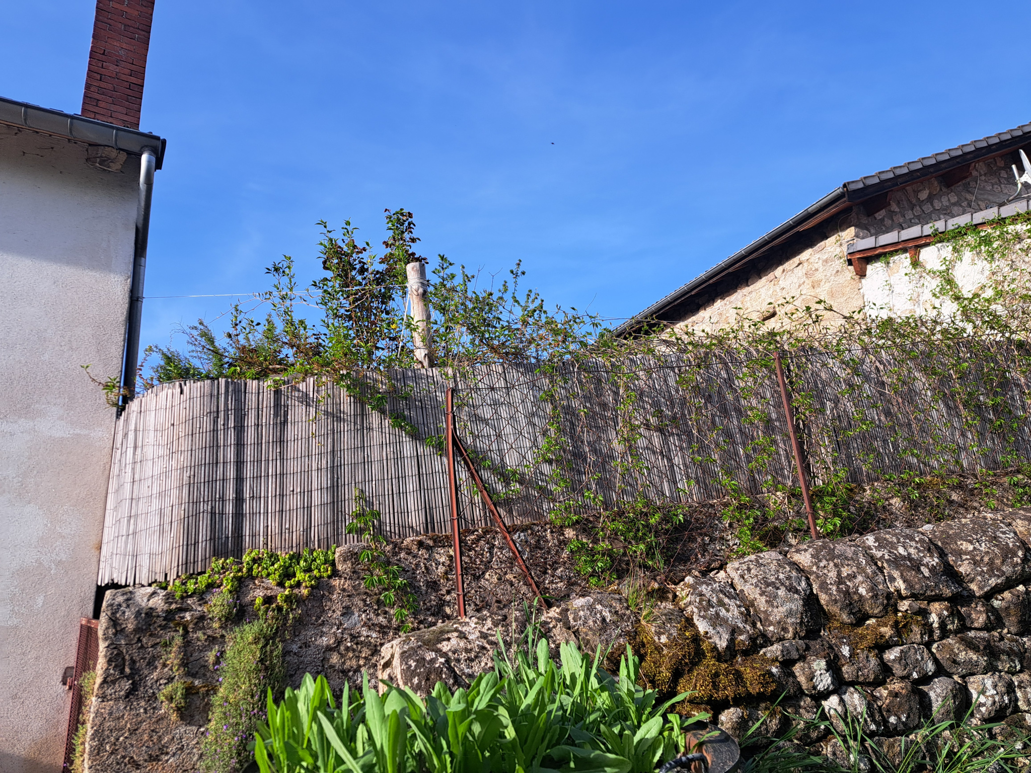Petite maison en pierres avec jardin centre de Tence