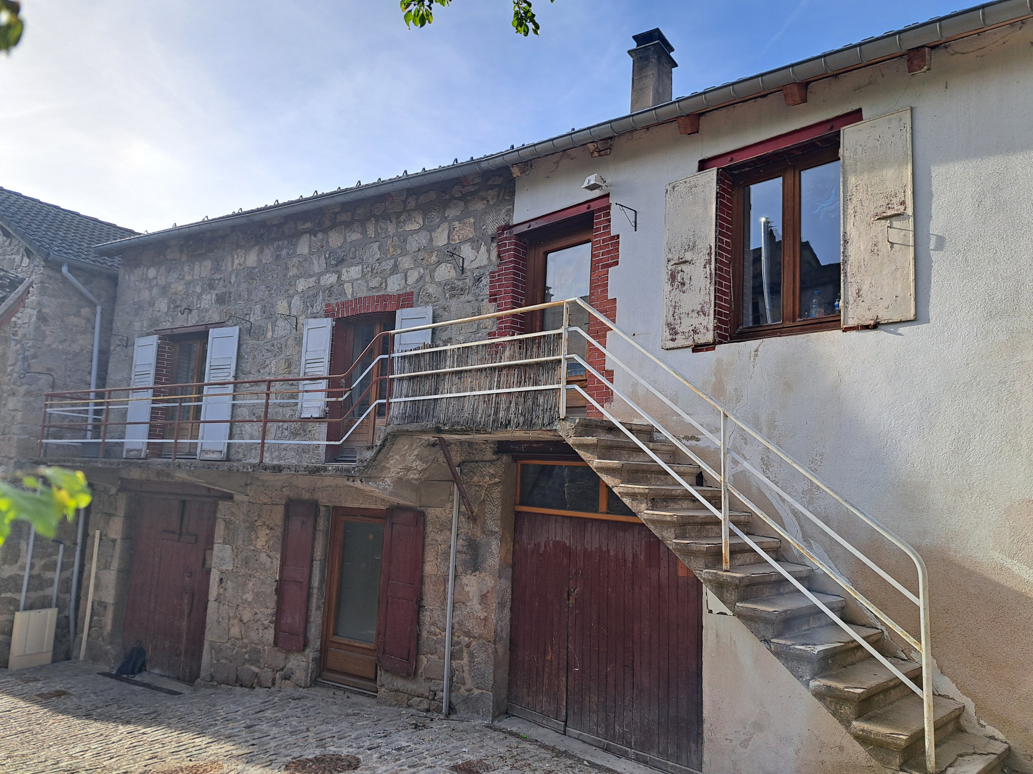Petite maison en pierres avec jardin centre de Tence
