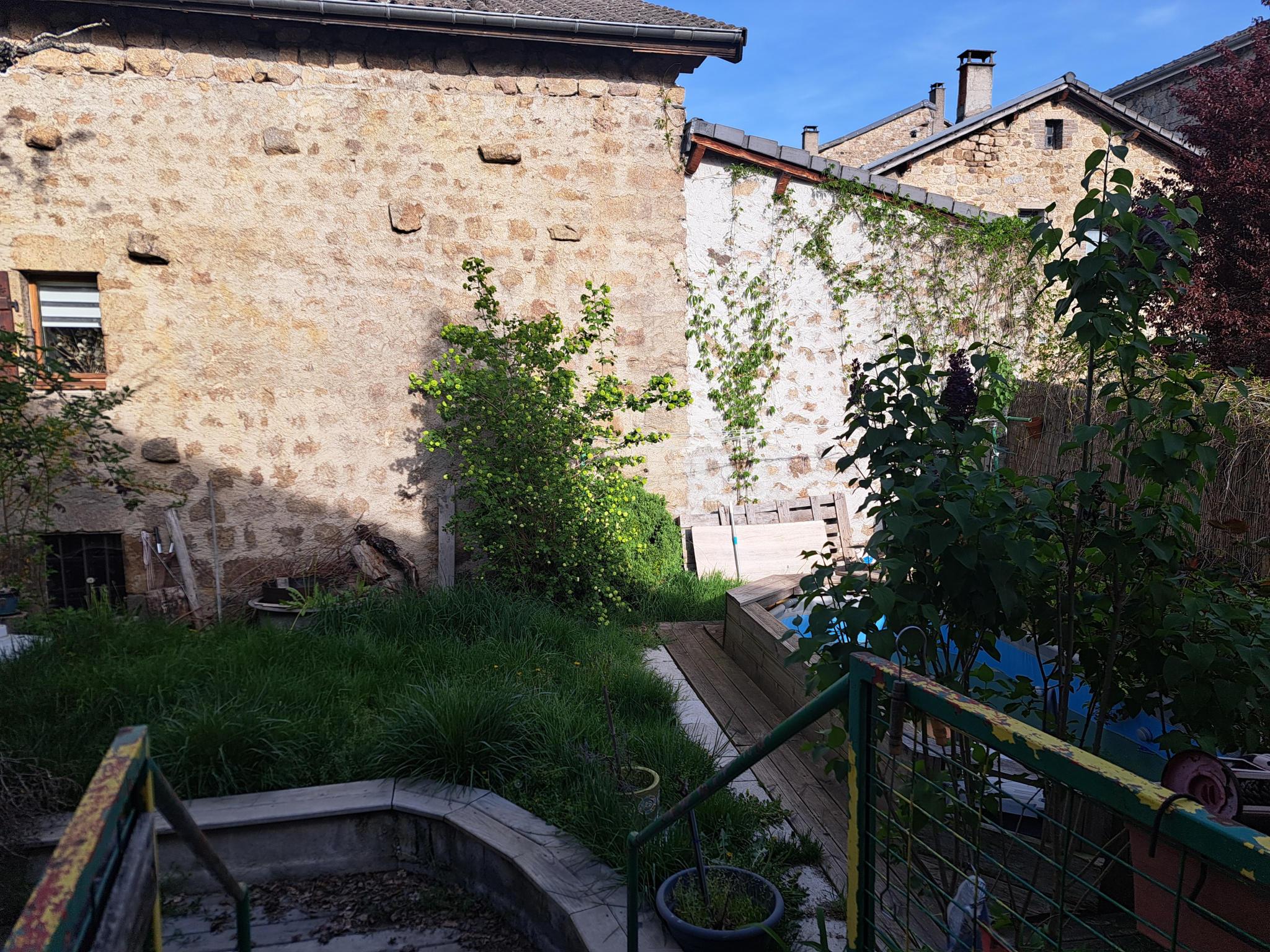 Petite maison en pierres avec jardin centre de Tence