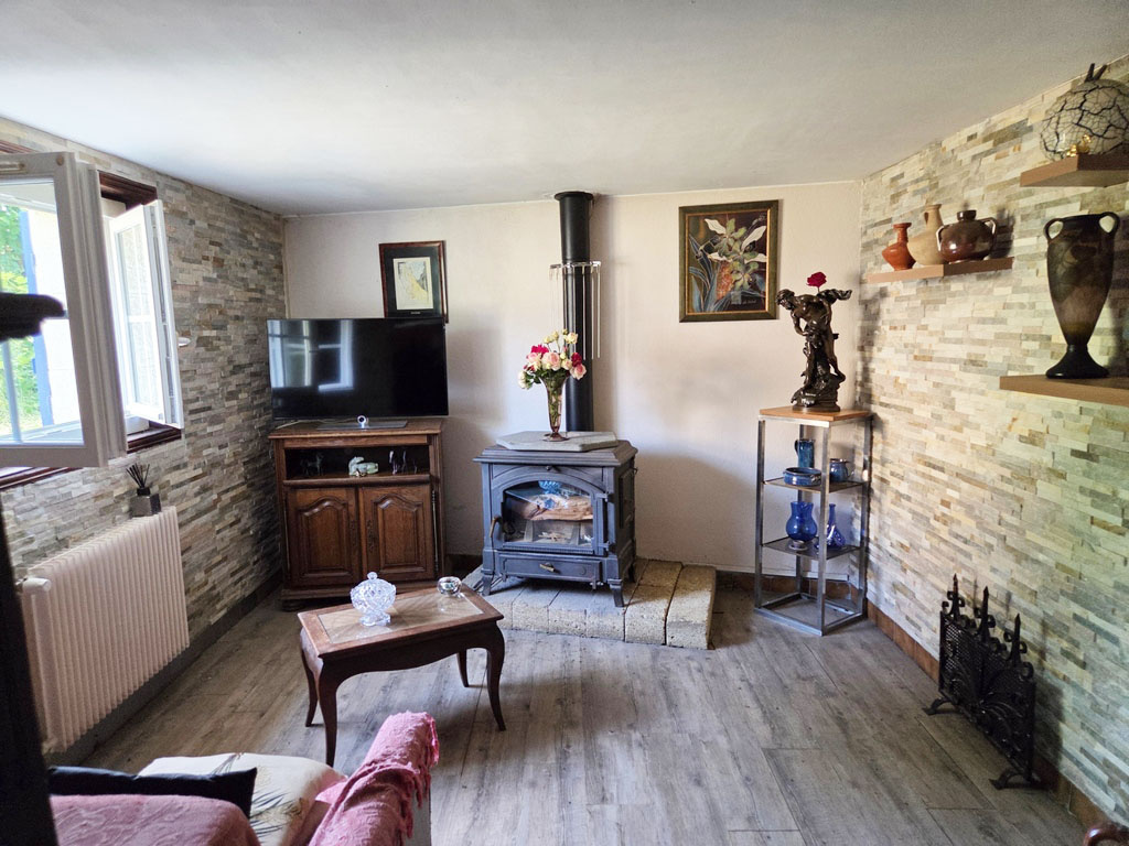 Petite maison en pierre dans campagne de St Pierre Eynac