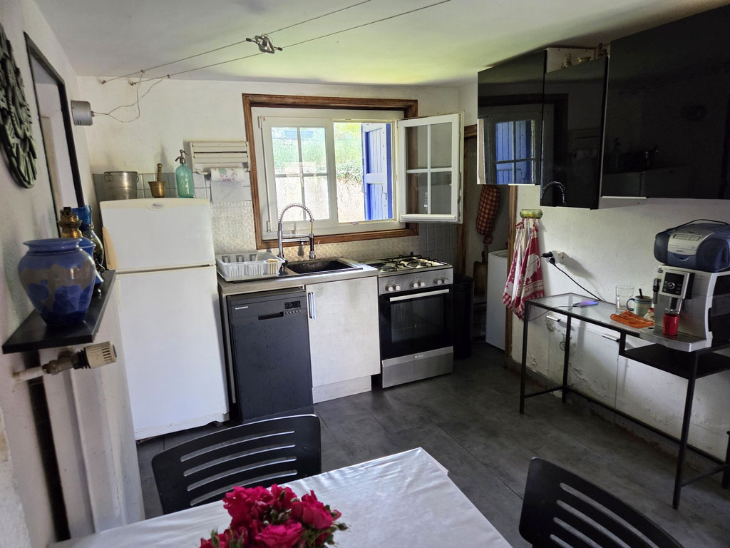 Petite maison en pierre dans campagne de St Pierre Eynac