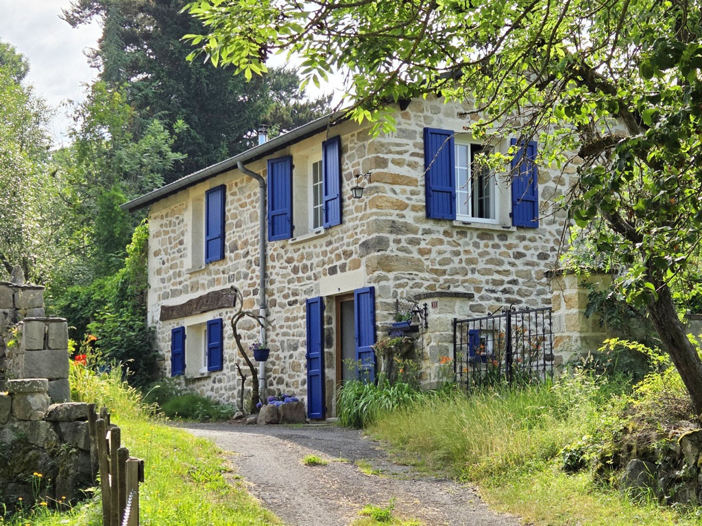 Petite maison en pierre dans campagne de St Pierre Eynac