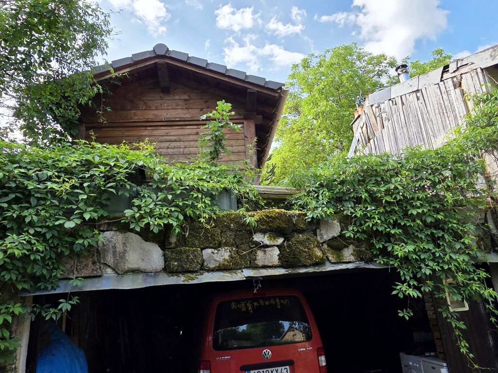 Petite maison en pierre dans campagne de St Pierre Eynac
