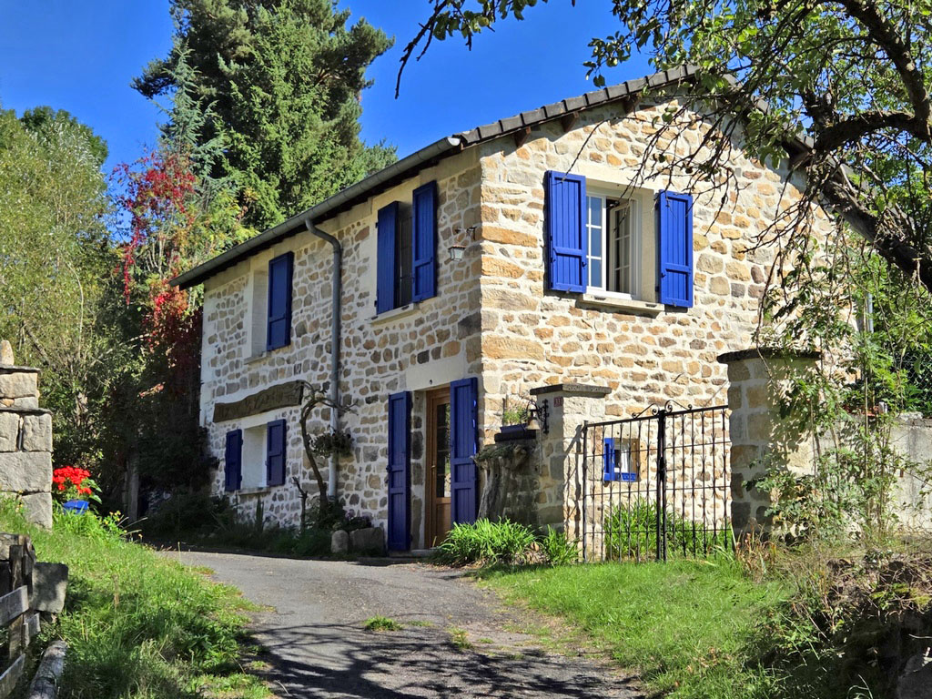 Petite maison en pierre dans campagne de St Pierre Eynac