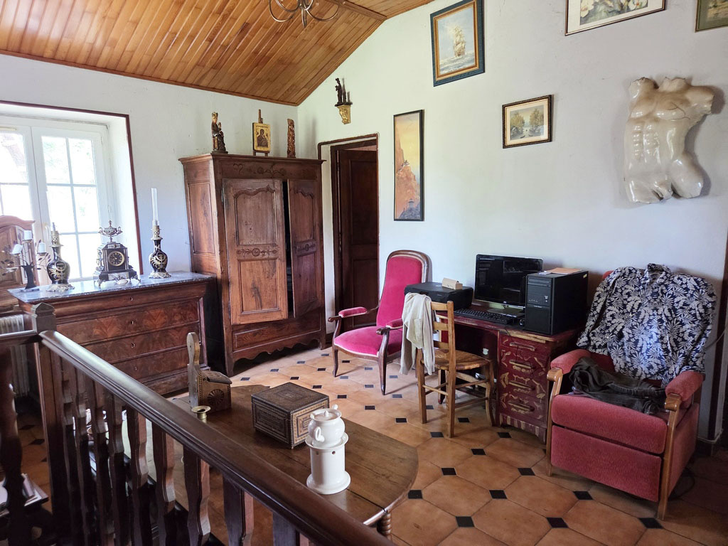 Petite maison en pierre dans campagne de St Pierre Eynac