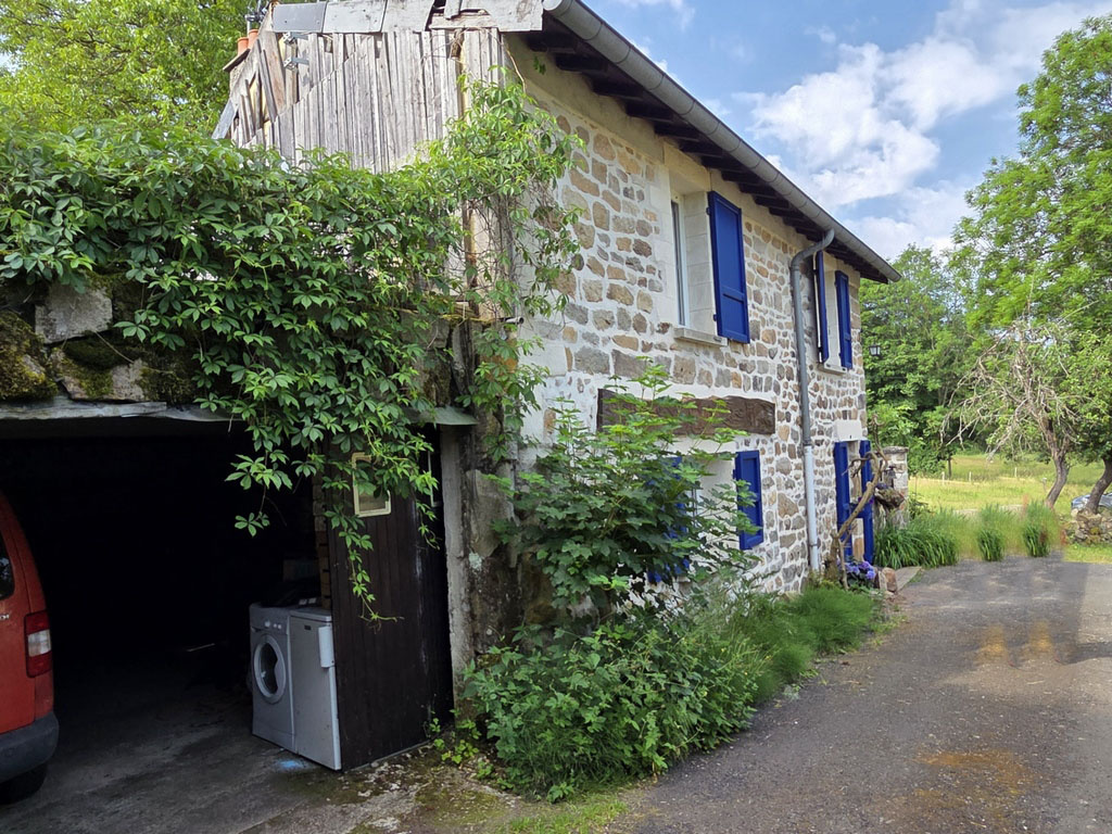 Petite maison en pierre dans campagne de St Pierre Eynac
