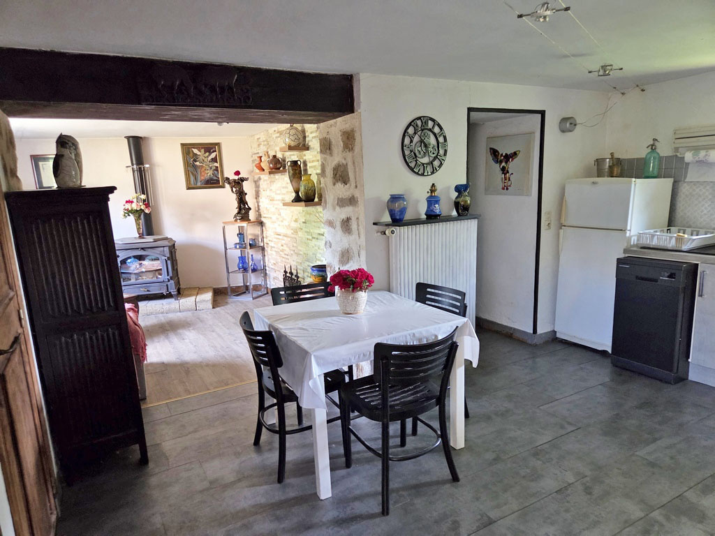 Petite maison en pierre dans campagne de St Pierre Eynac