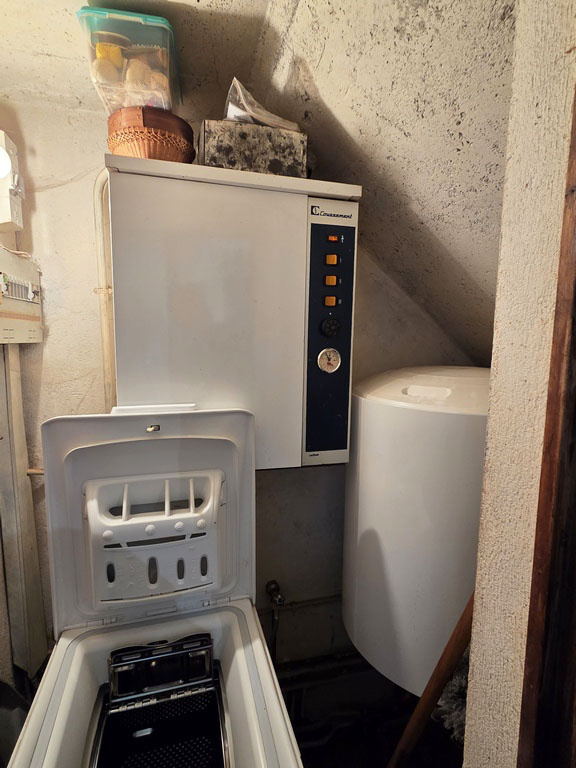 Petite maison en pierre dans campagne de St Pierre Eynac