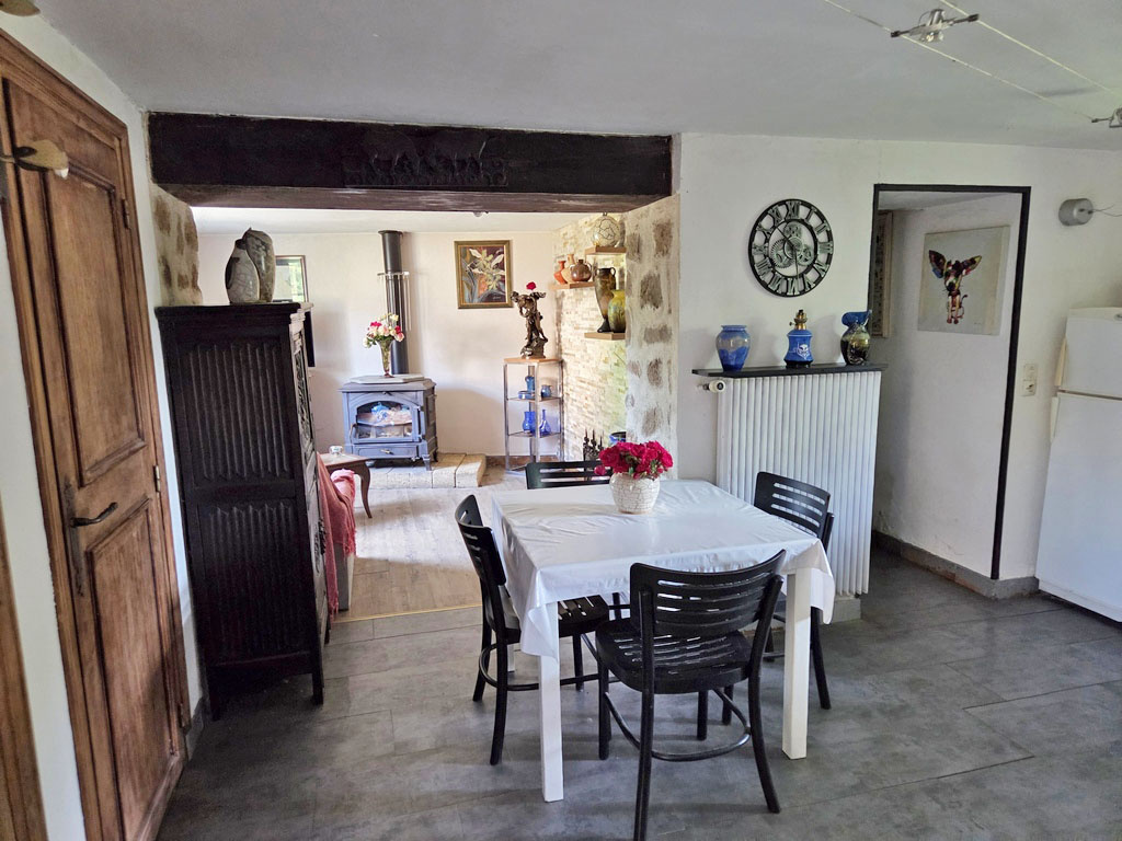 Petite maison en pierre dans campagne de St Pierre Eynac