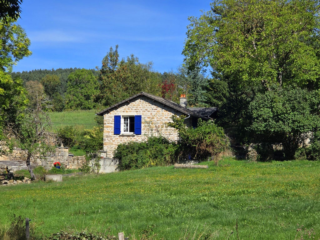 Petite maison en pierre dans campagne de St Pierre Eynac