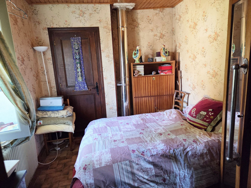 Petite maison en pierre dans campagne de St Pierre Eynac