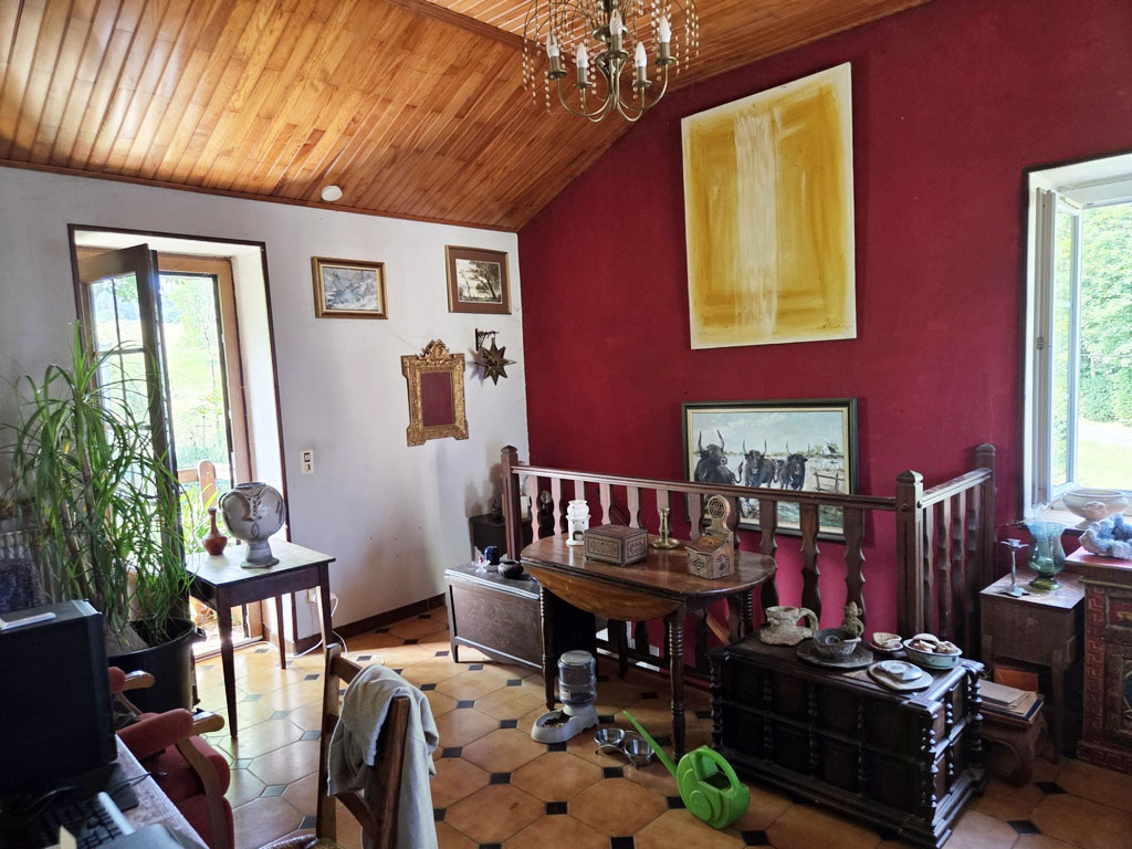 Petite maison en pierre dans campagne de St Pierre Eynac