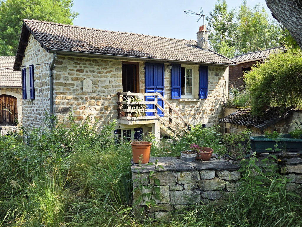 Petite maison en pierre dans campagne de St Pierre Eynac