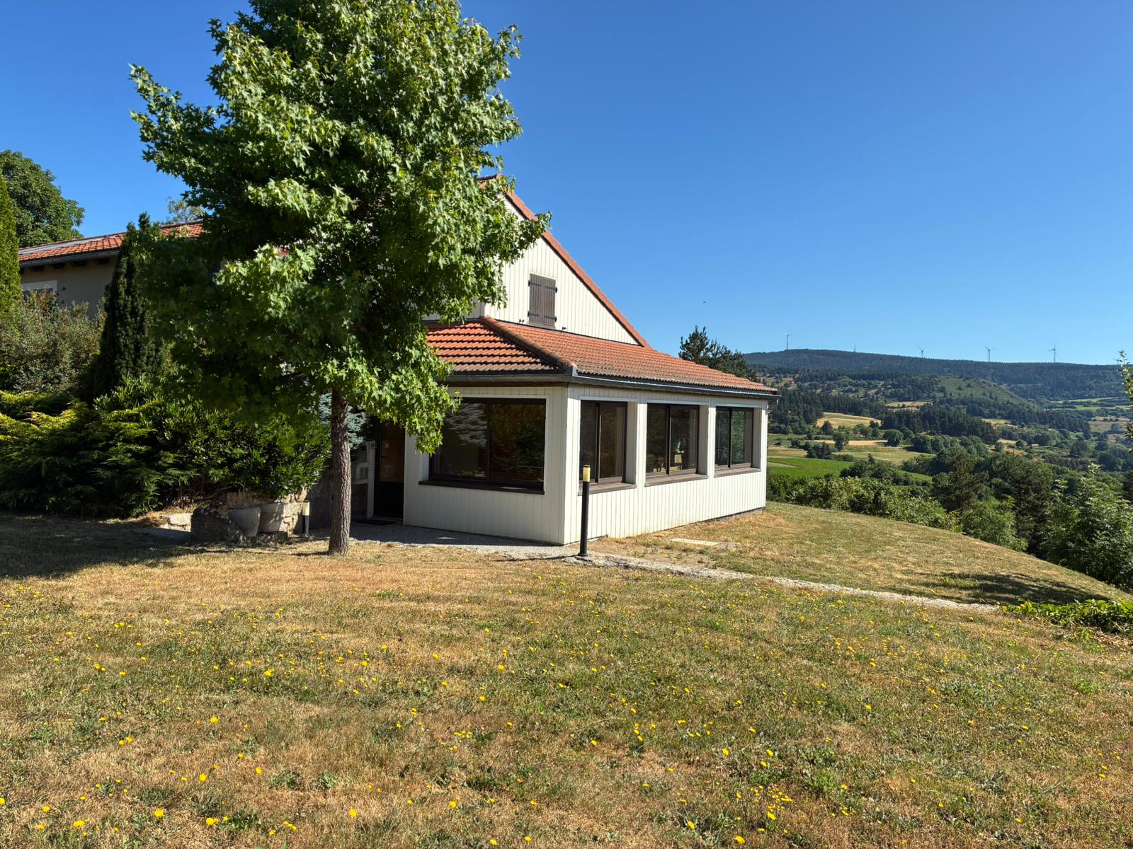 Jolie villa avec terrain
