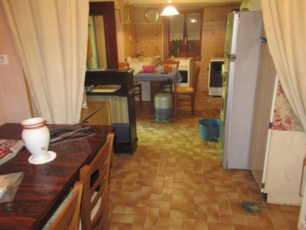 Ancienne ferme avec toiture en bon état