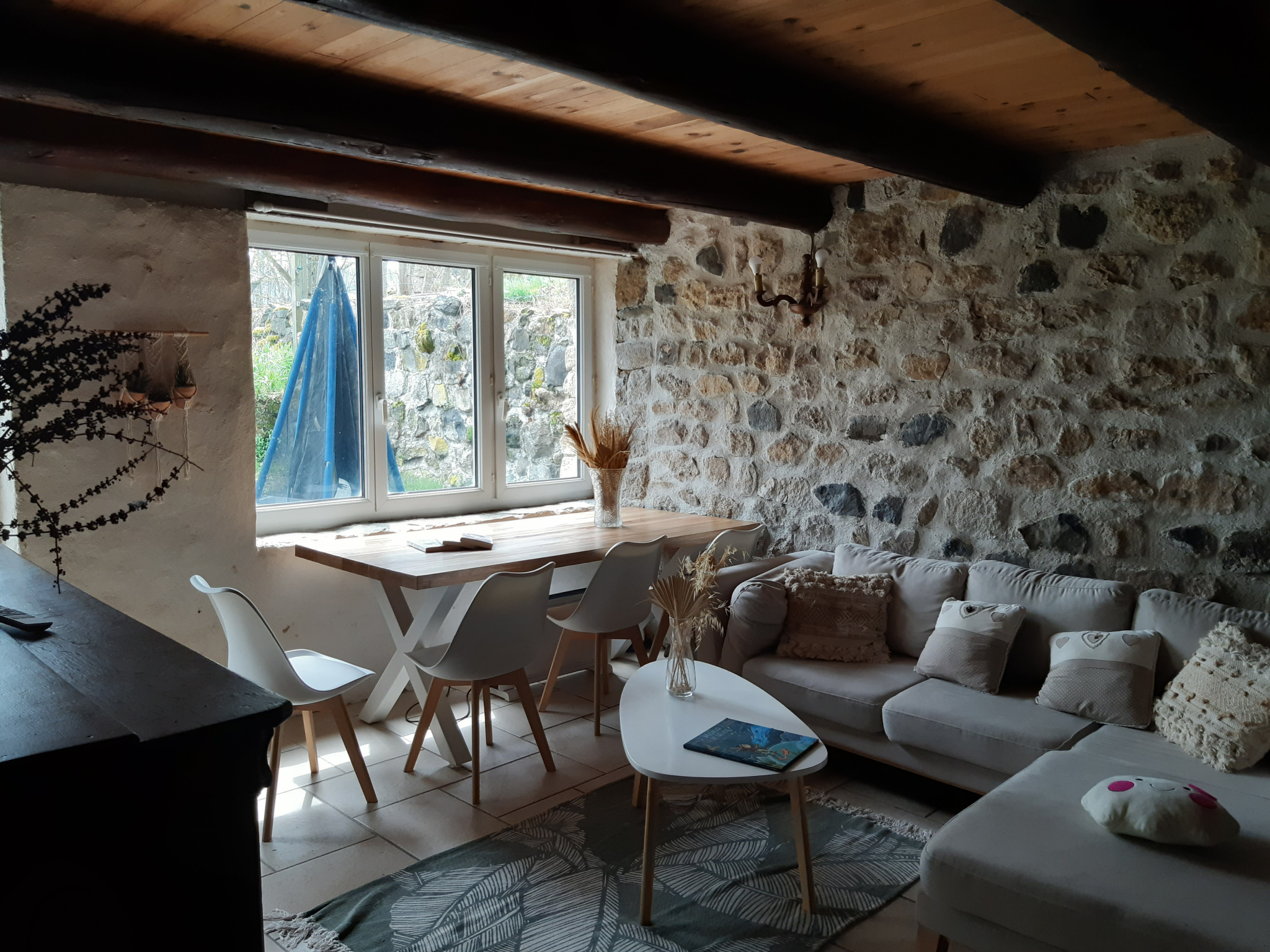 Maison indépendante en pierres, avec terrain attenant