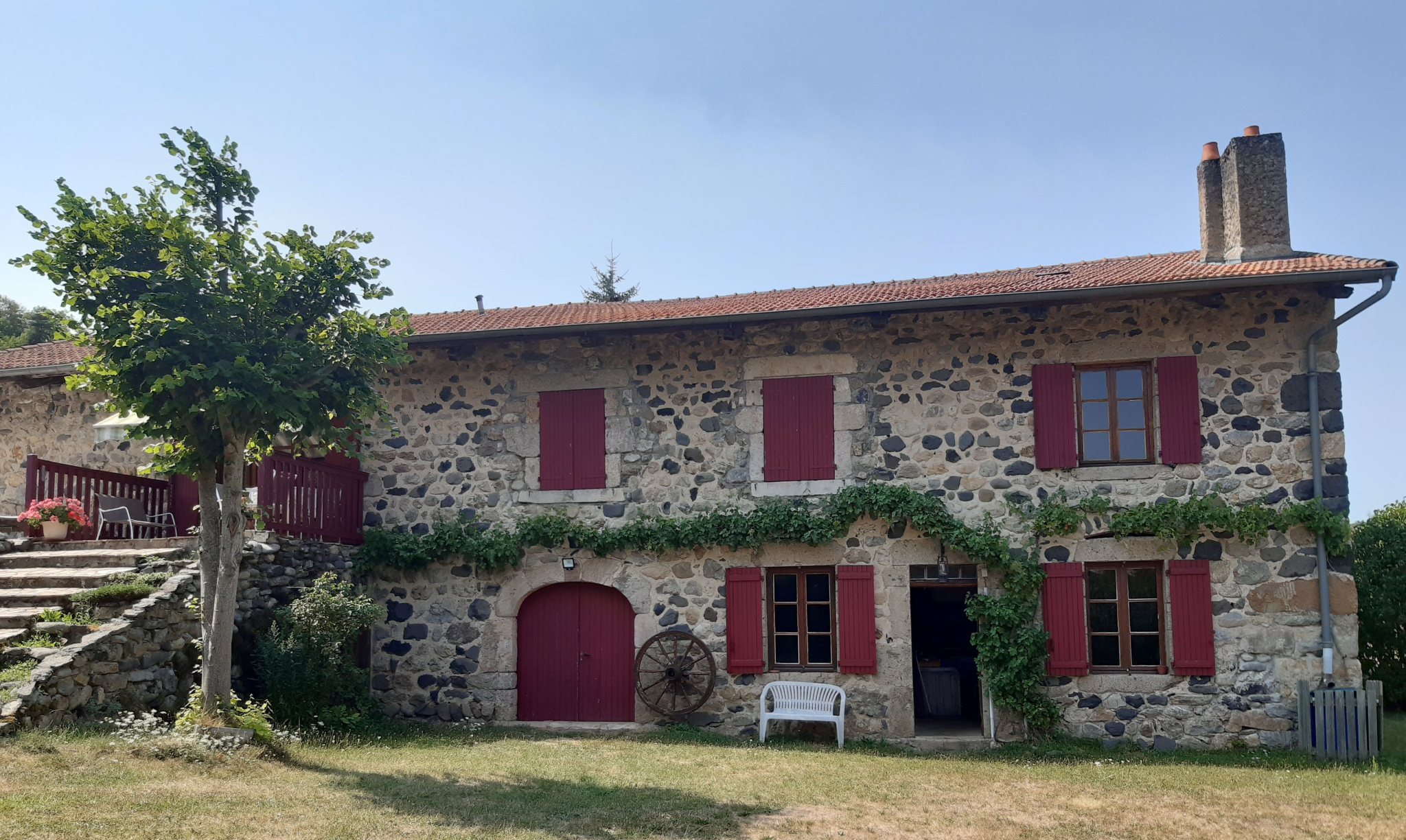 Jolie ferme indépendante avec 2 200 m2 de terrain attenant