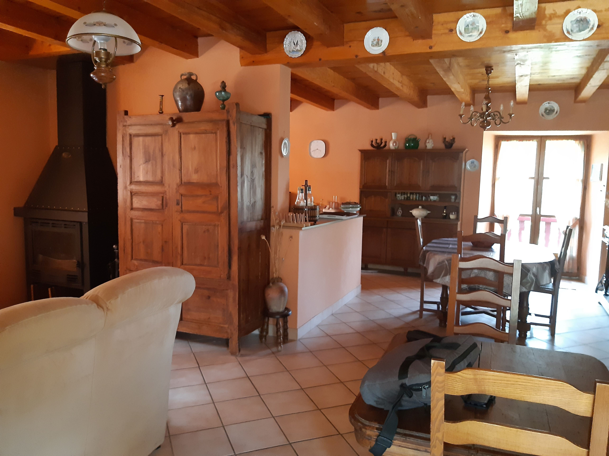 Jolie ferme indépendante avec 2 200 m2 de terrain attenant